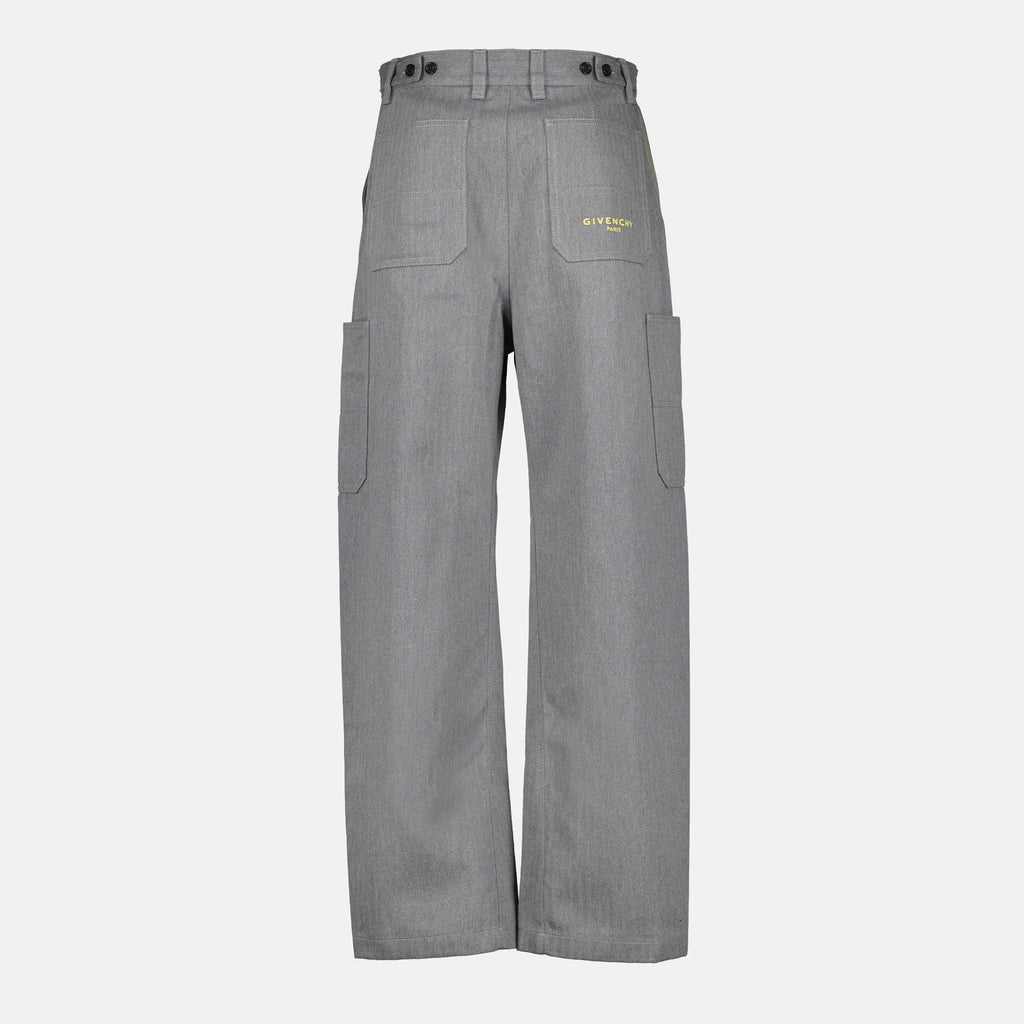 Immagine dei pantaloni cargo in denim grigio da uomo di Givenchy - Collezione Primavera-Estate 2026 - Vista Posteriore