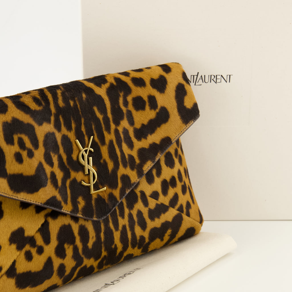 Image de l'article Pochette Cassandre effet pony marron de la marque Saint Laurent pour Homme - Saison Printemps-Été 2026 - Vue détaillée_2