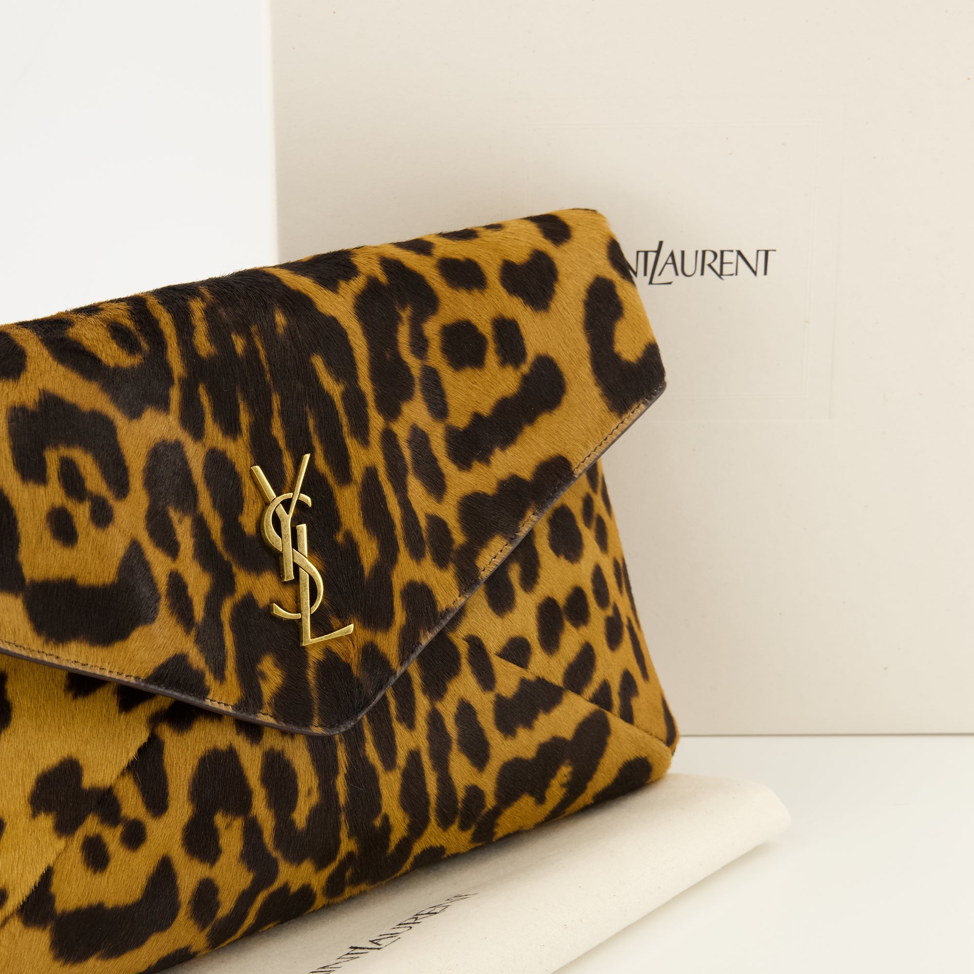 Image de l'article Pochette Cassandre effet pony marron de la marque Saint Laurent pour Homme - Saison Printemps-Été 2026 - Vue détaillée_2