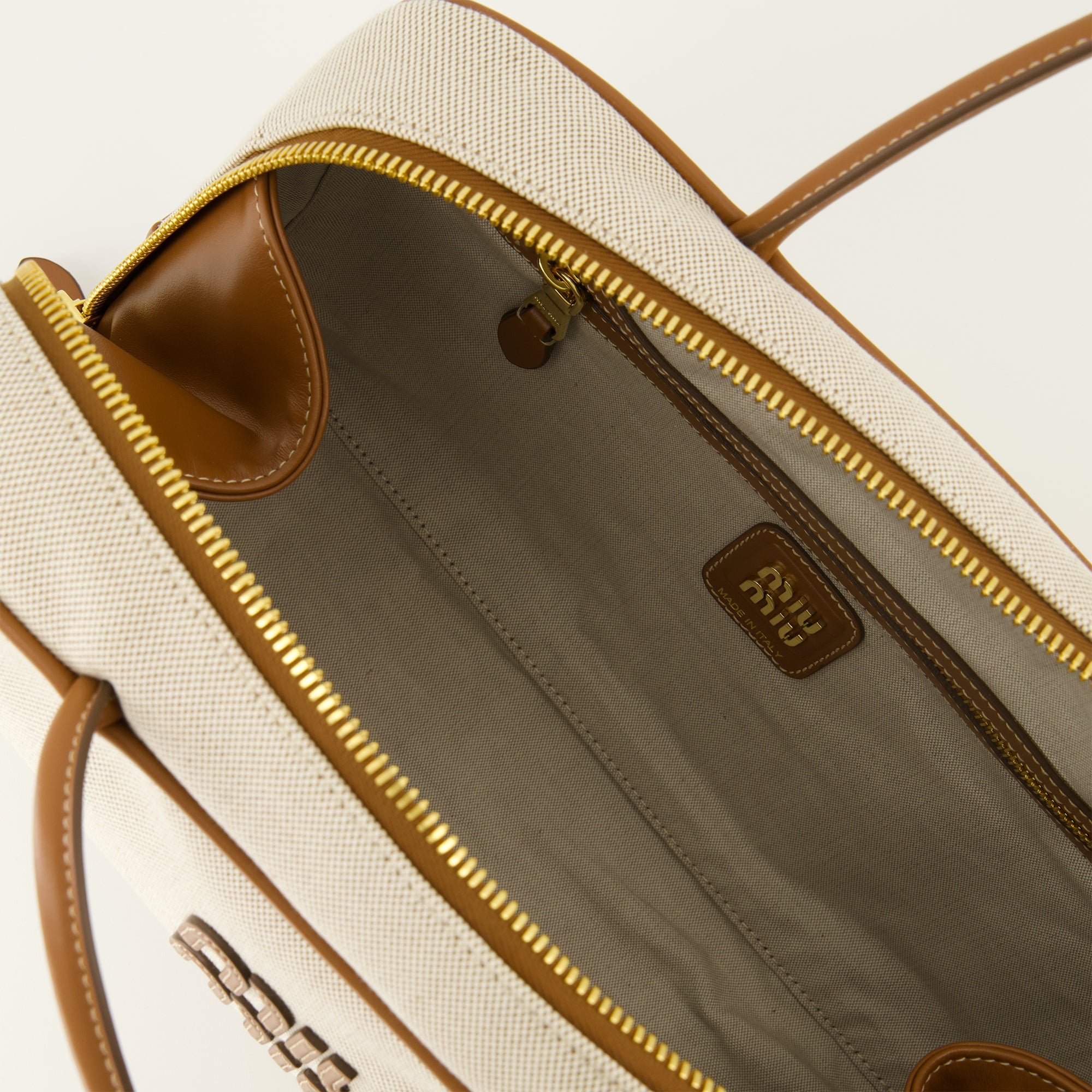 Image de l'article Sac en toile et cuir de la marque Miu Miu pour Femme - Saison Automne-Hiver 2025 - Vue détaillée_3