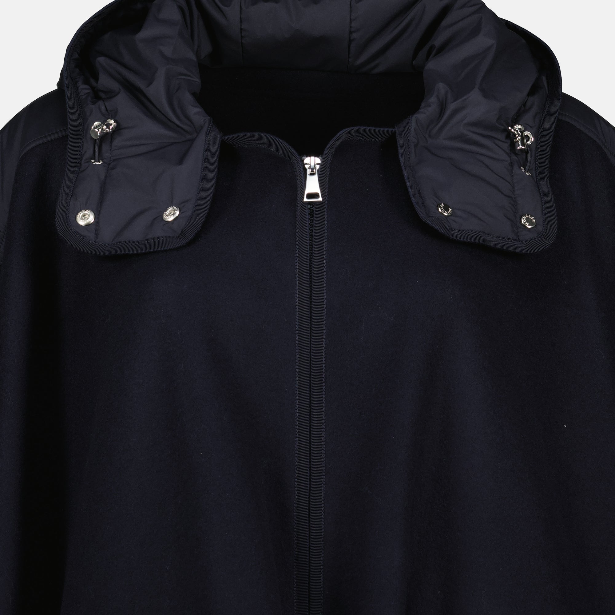 Image of the dark blue wool cape from the Moncler brand for Women - Spring-Summer 2026 - Detailed View_2