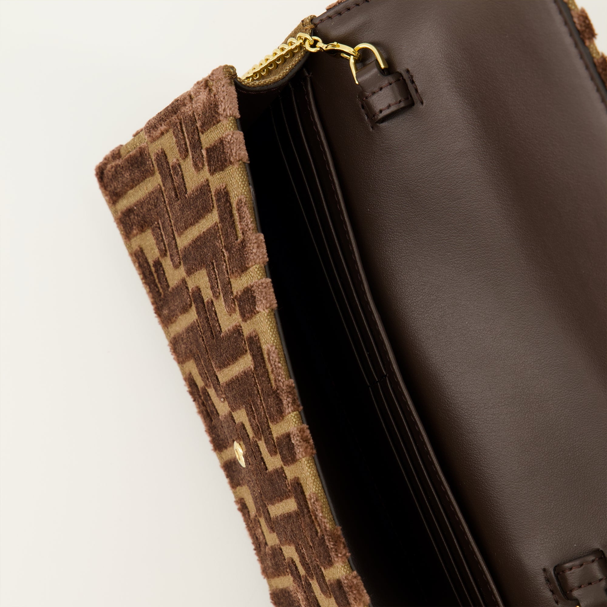 Image de l'article Portfeuille Baguette à chaîne en velours marron de la marque Fendi pour Femme - Saison Automne-Hiver 2025 - Vue détaillée_3