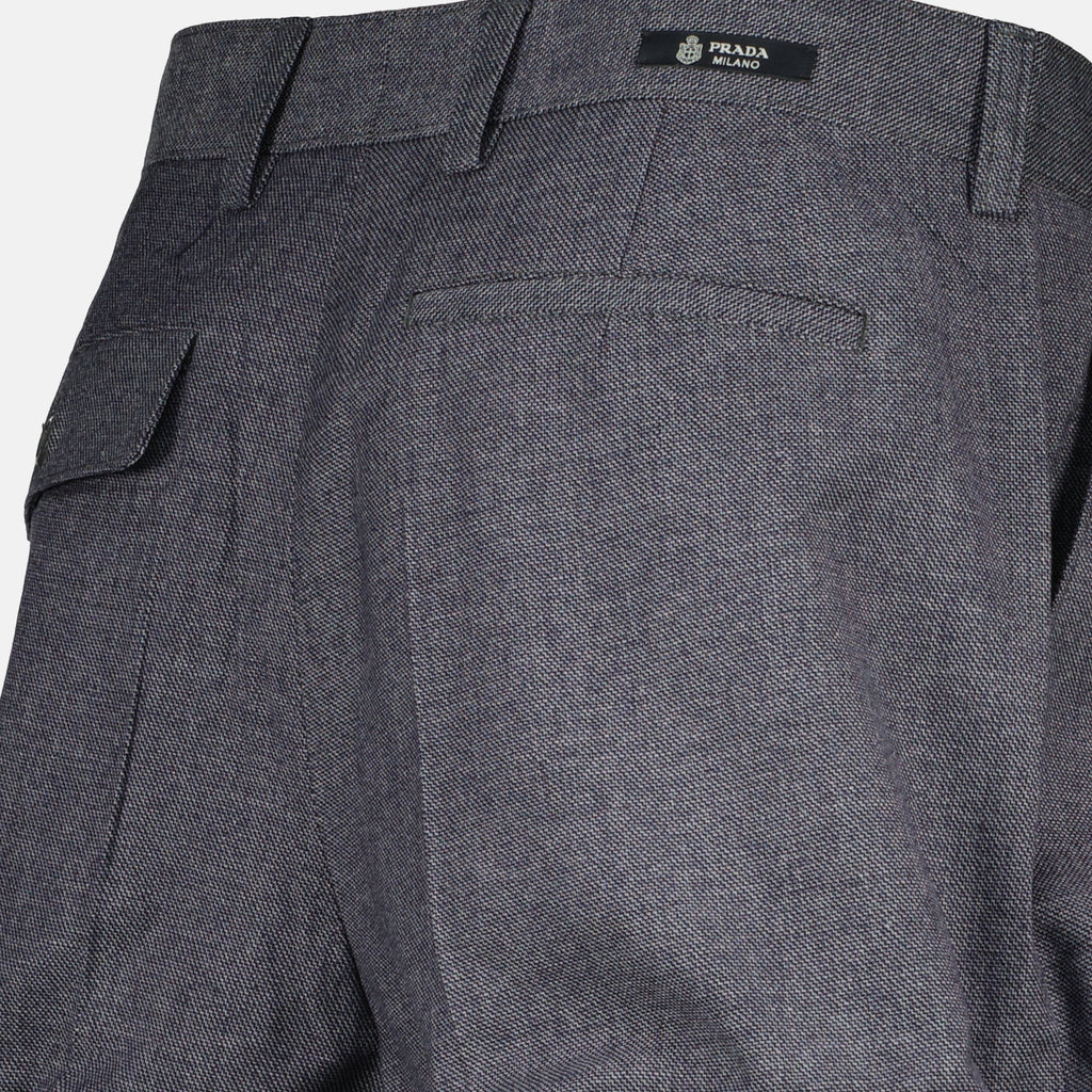 Imagen del short de satén gris de la marca Prada para Mujer - Temporada Primavera-Verano 2026 - Vista Detallada_2