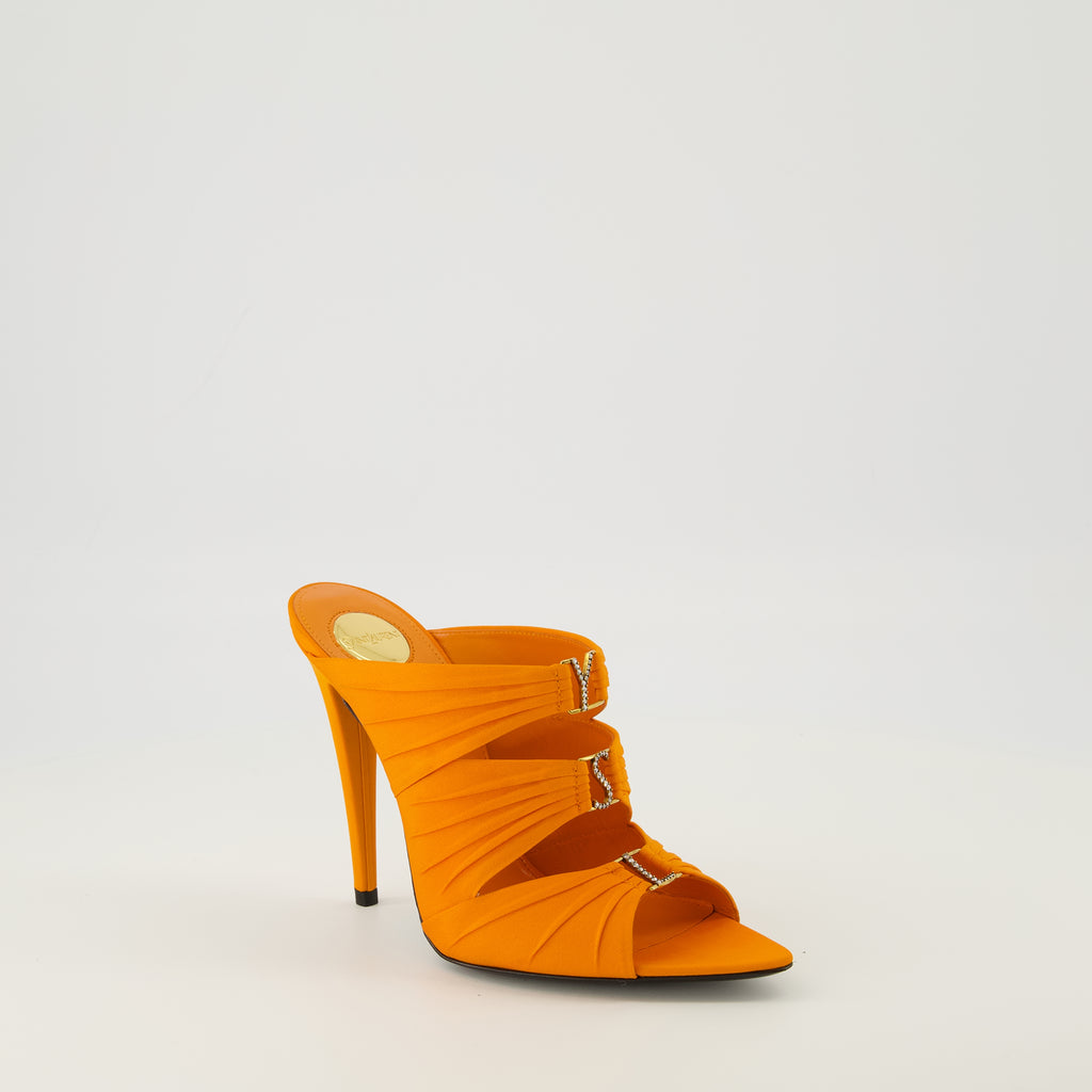 Imagen de las mules de tacón Emilie en naranja de la marca Saint Laurent para Mujer - Temporada Primavera-Verano 2026 - Vista tres cuartos frontal derecha