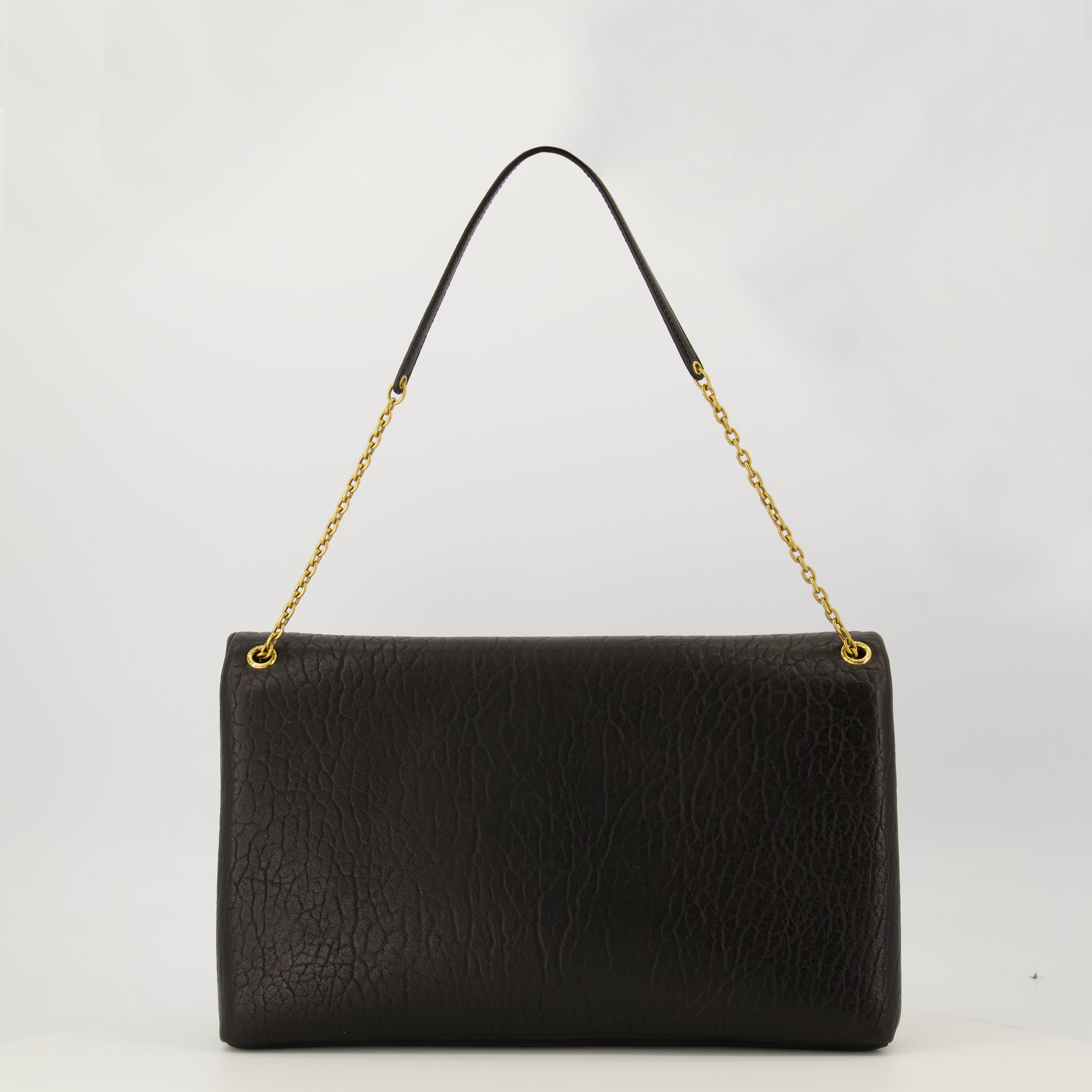 Image de l'article Pochette Cassandre large en cuir noir de la marque Saint Laurent pour Femme - Saison Printemps-Été 2026 - Vue de Dos