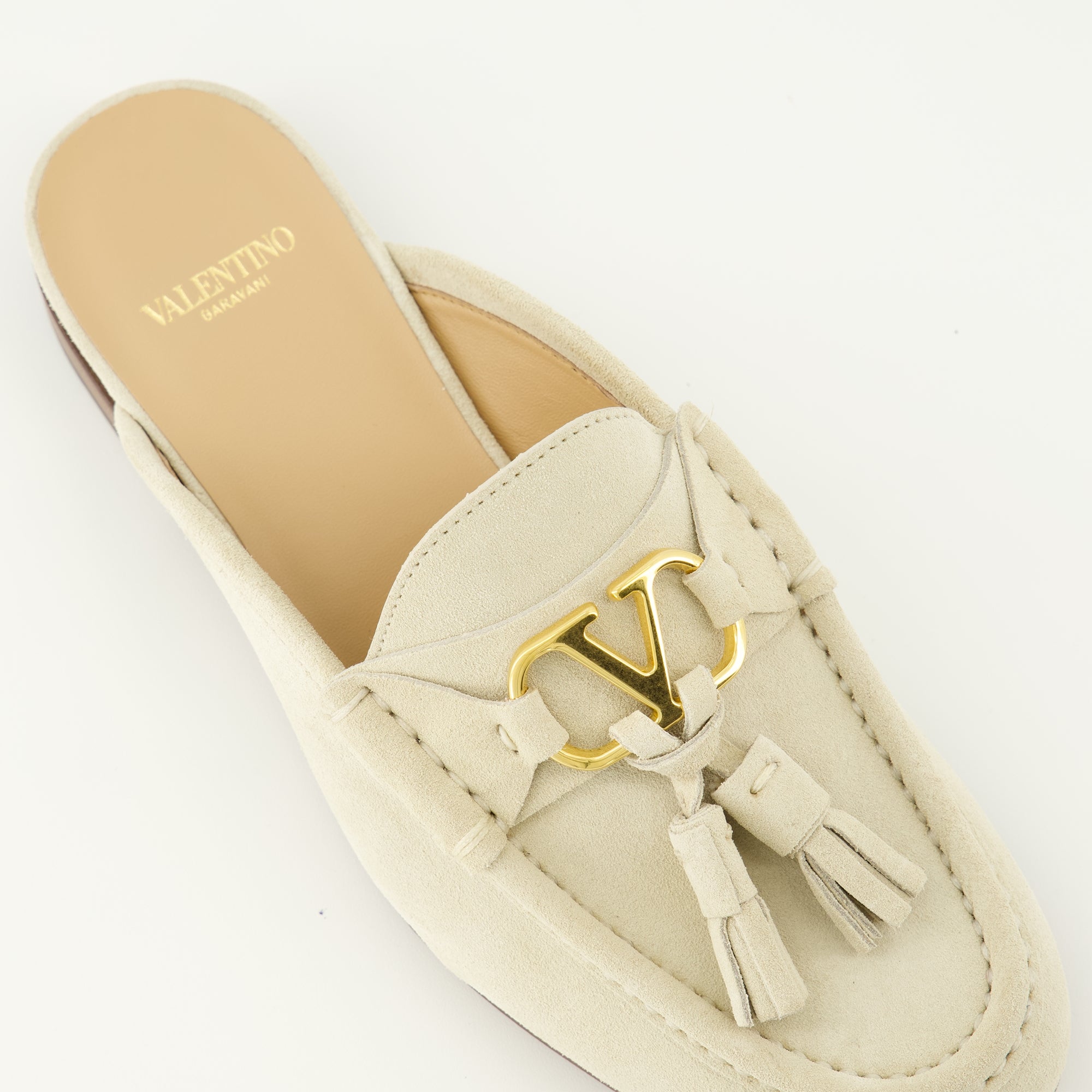 Image de l'article Mules en cuir beige de la marque Valentino Garavani pour Femme - Saison Printemps-Été 2026 - Vue détaillée de haut