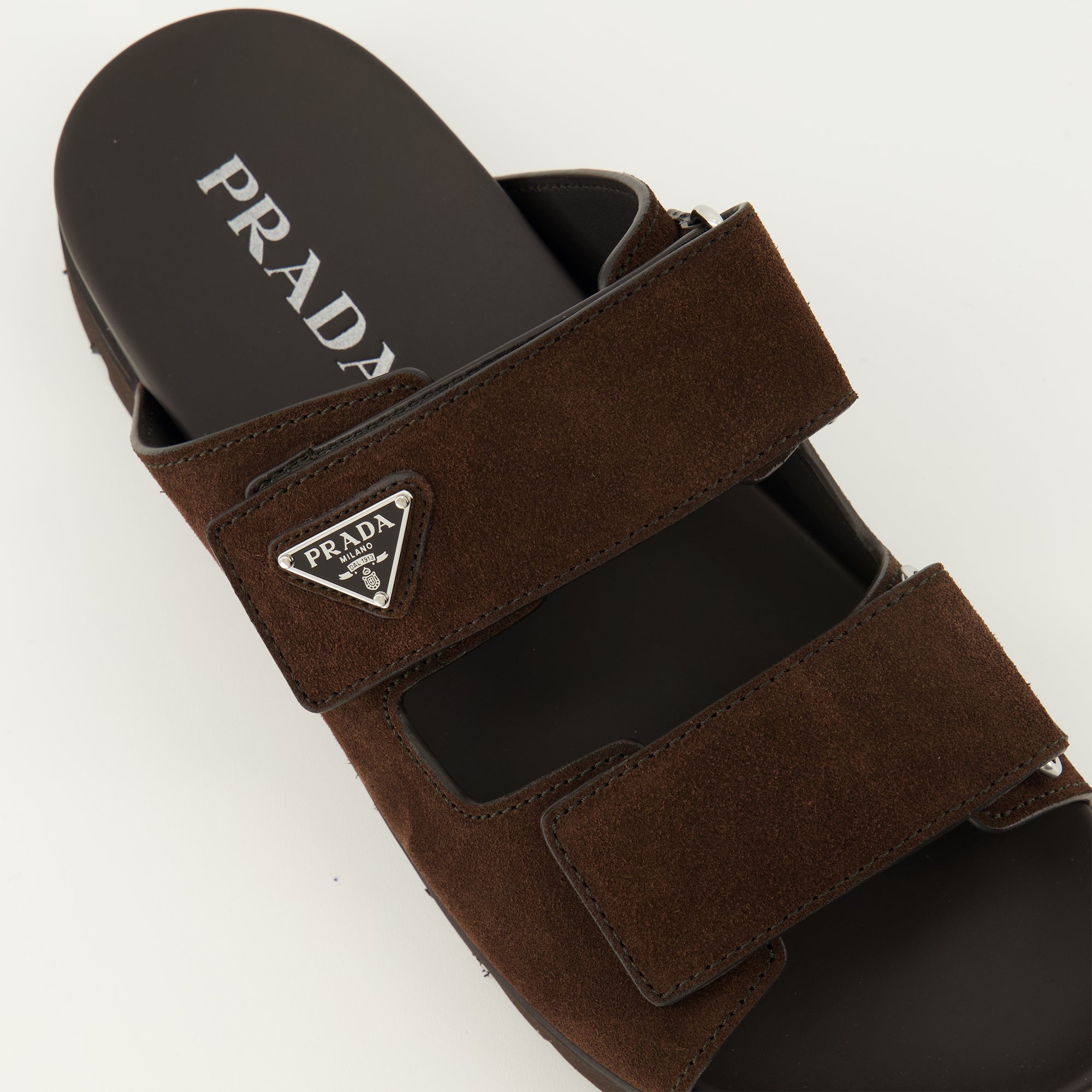 Chaussures ouvertes Sandales en veau velours marron Prada Marron Homme