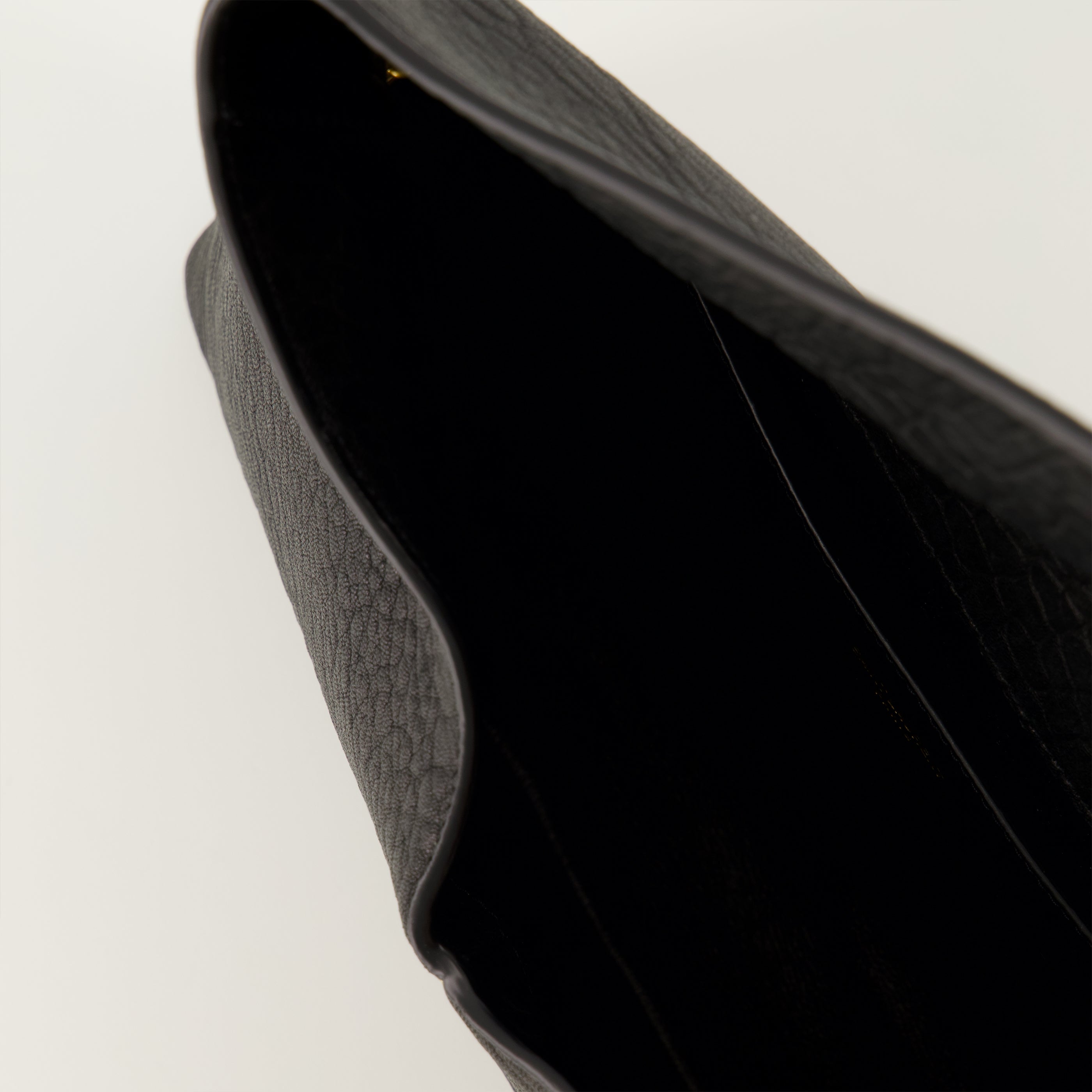 Image de l'article Pochette Cassandre medium en cuir noir de la marque Saint Laurent pour Femme - Saison Printemps-Été 2026 - Vue détaillée_3