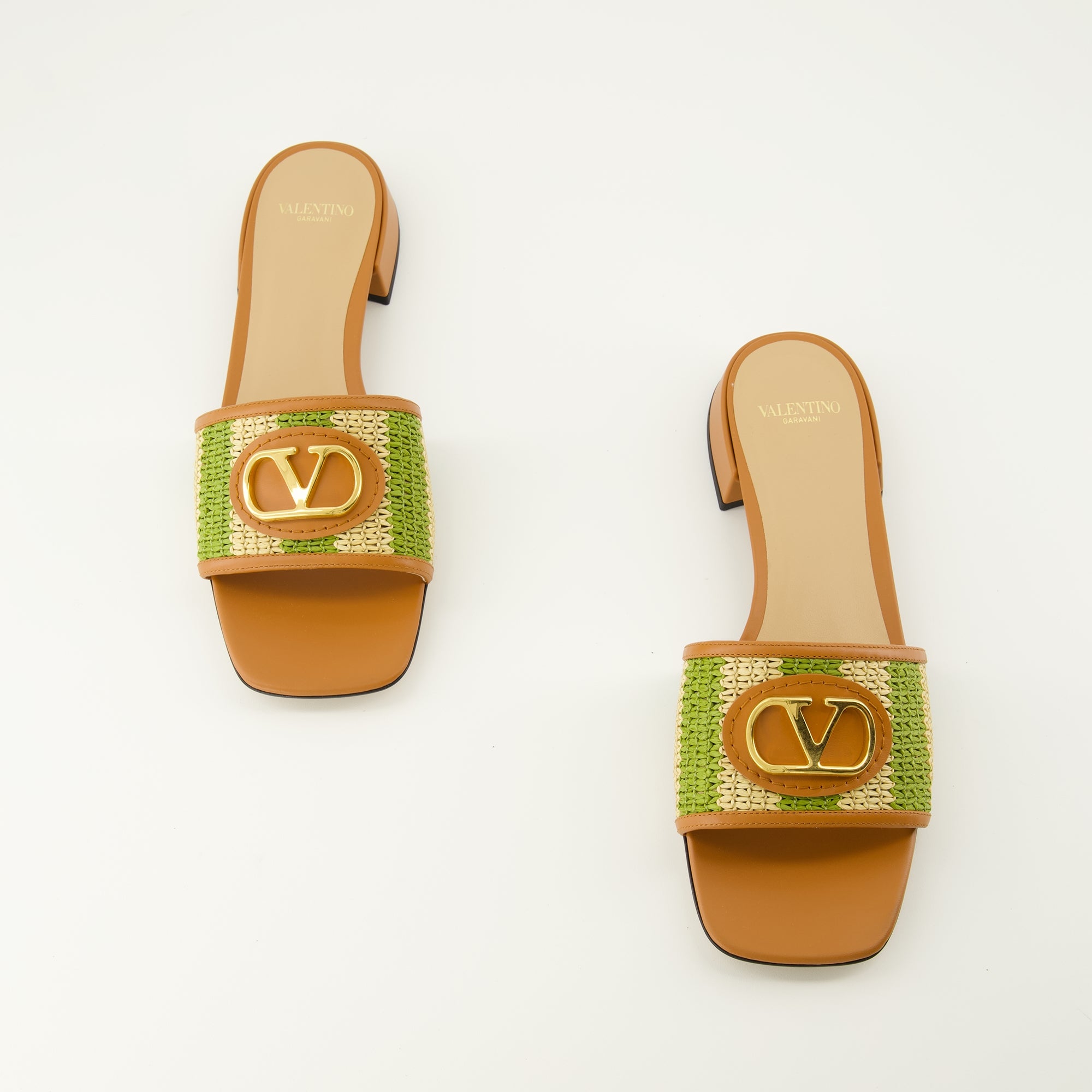 Image of the Vlogo Raffia Sandals in beige and green by Valentino Garavani for Women - Spring-Summer 2026 - Top view of the pair of shoes