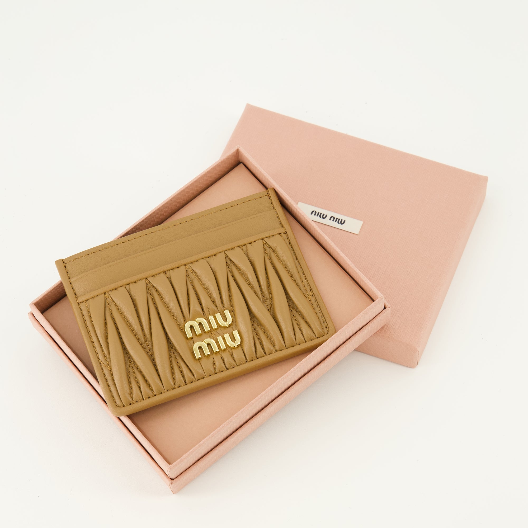 Image de l'article Porte-cartes en cuir matelassé marron de la marque Miu Miu pour Femme - Saison Printemps-Été 2026 - Vue détaillée_3