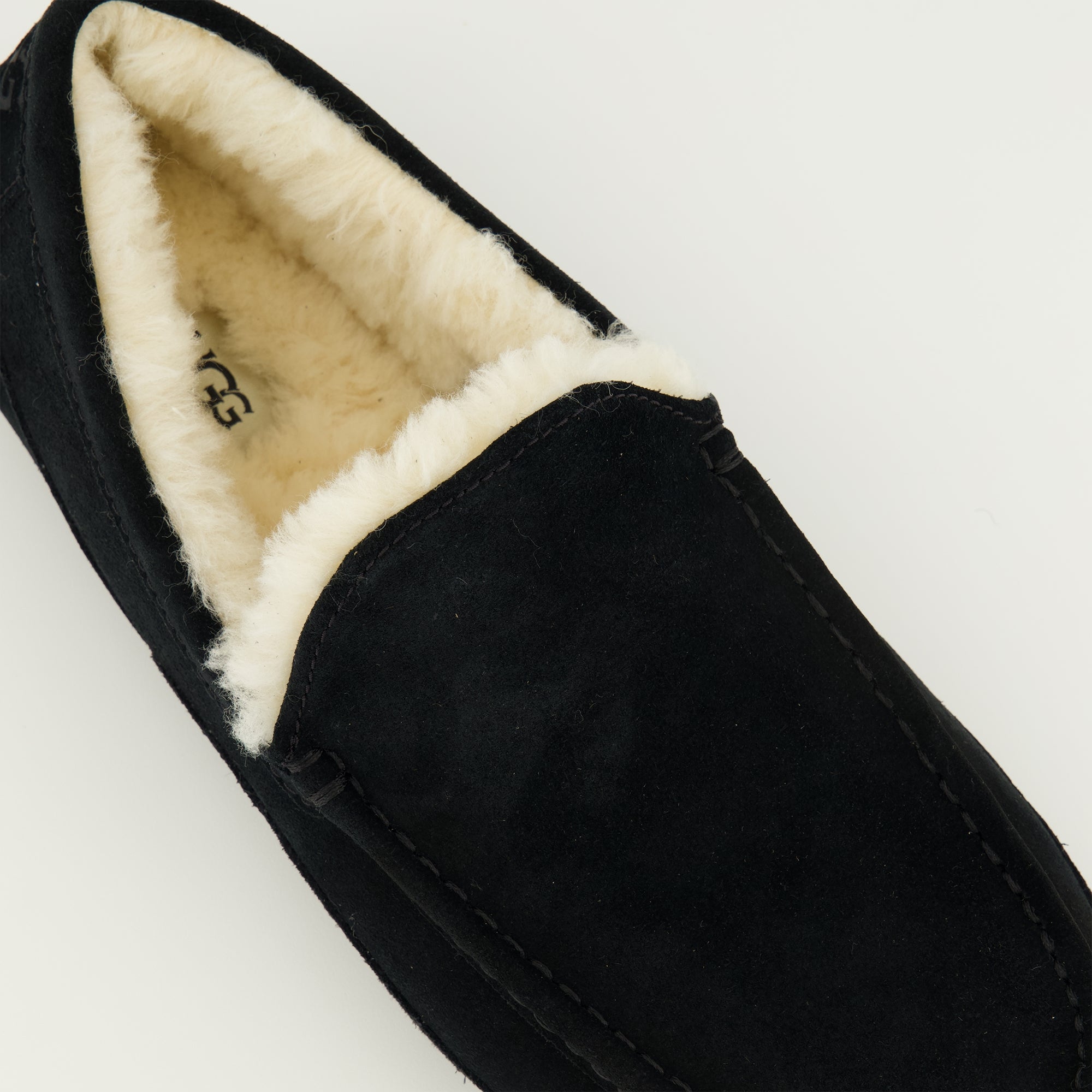 Image of the Ugg Ascot black slippers for men - Spring-Summer 2026 season - Top detailed view