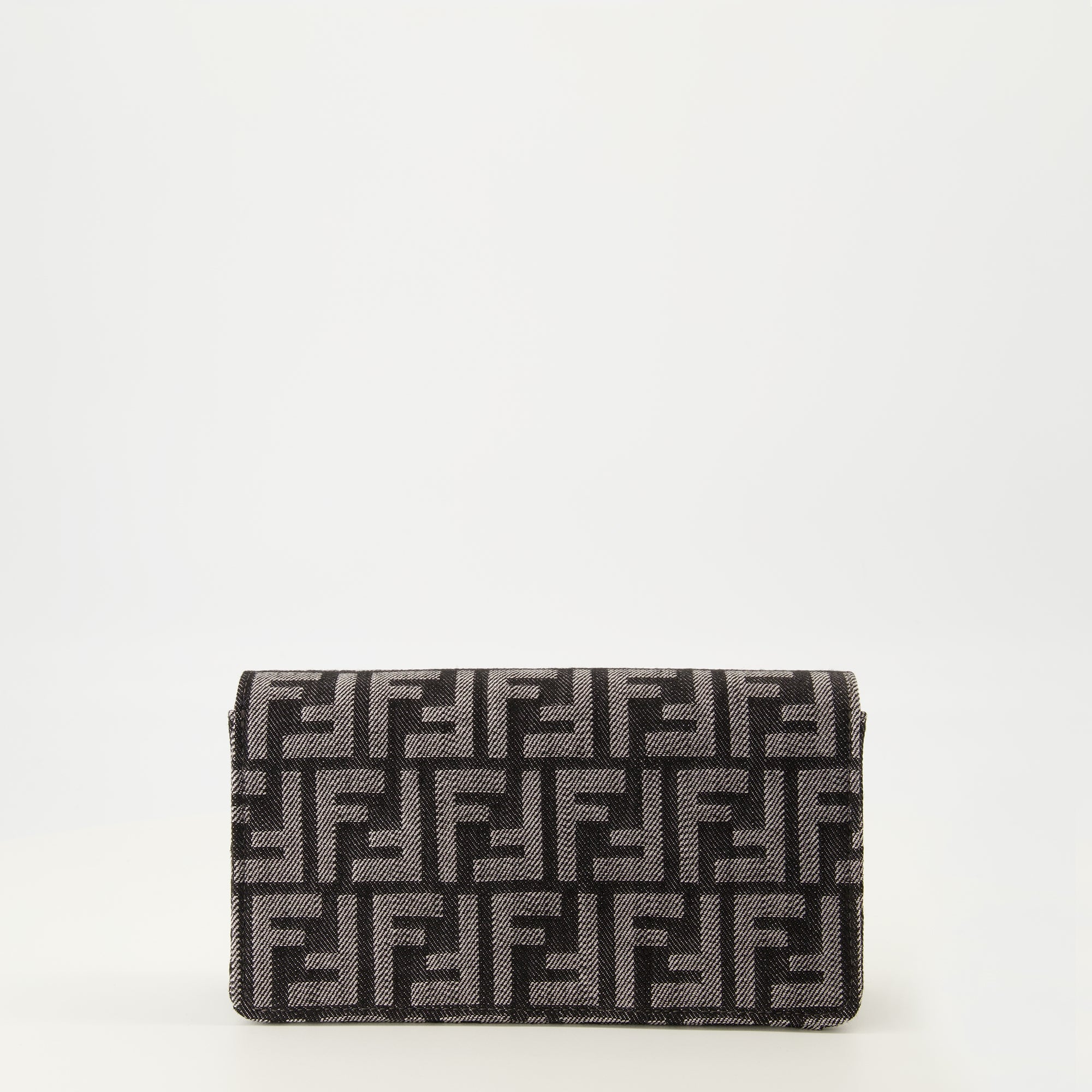 Image de l'article Portfeuille Baguette à chaîne en denim FF gris de la marque Fendi pour Femme - Saison Automne-Hiver 2025 - Vue de Dos