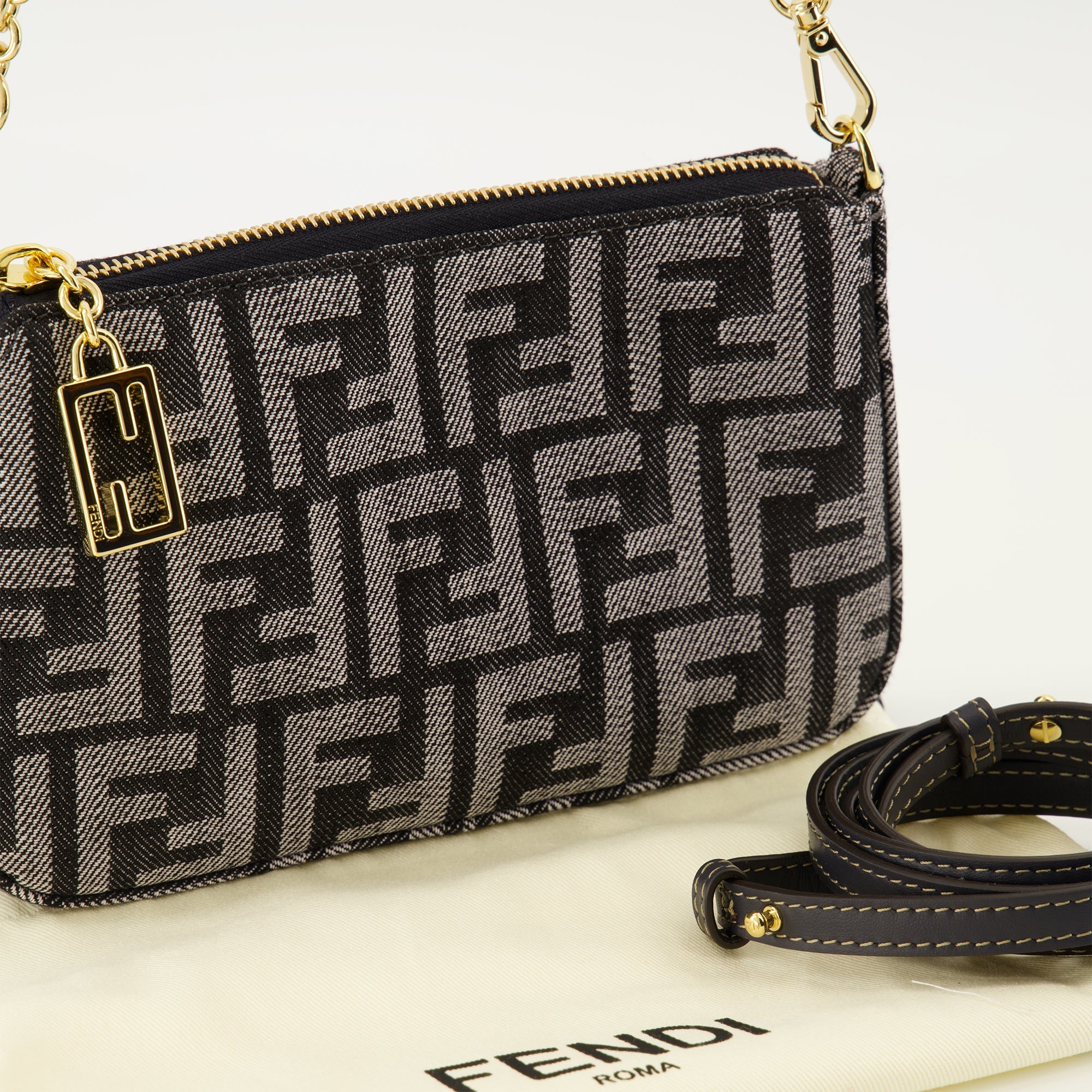 Image de l'article Pochette Baguette en denim FF de la marque Fendi pour Femme - Saison Automne-Hiver 2025 - Vue détaillée_2