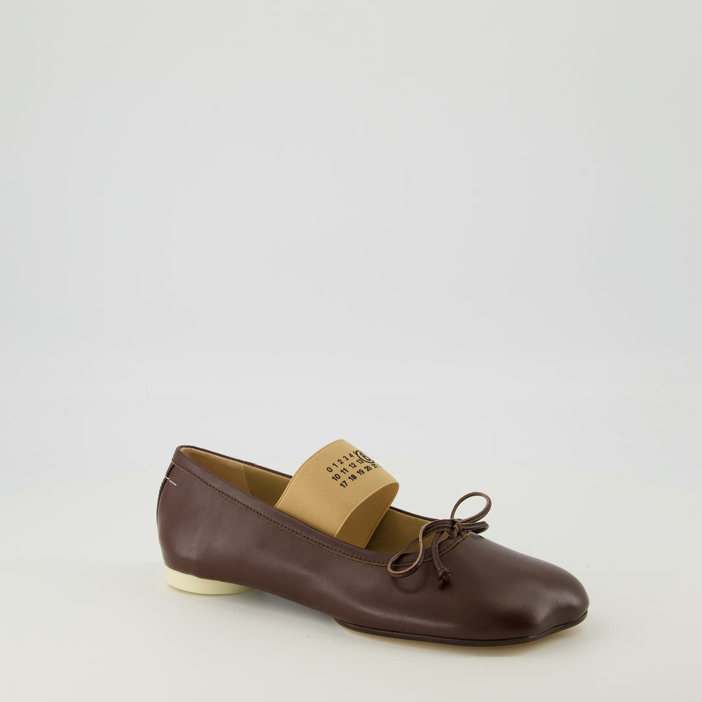 Image de l'article Ballerines Anatomic Numeric marron de la marque Mm6 pour Femme - Saison Printemps-Été 2026 - Vue trois quarts avant droite