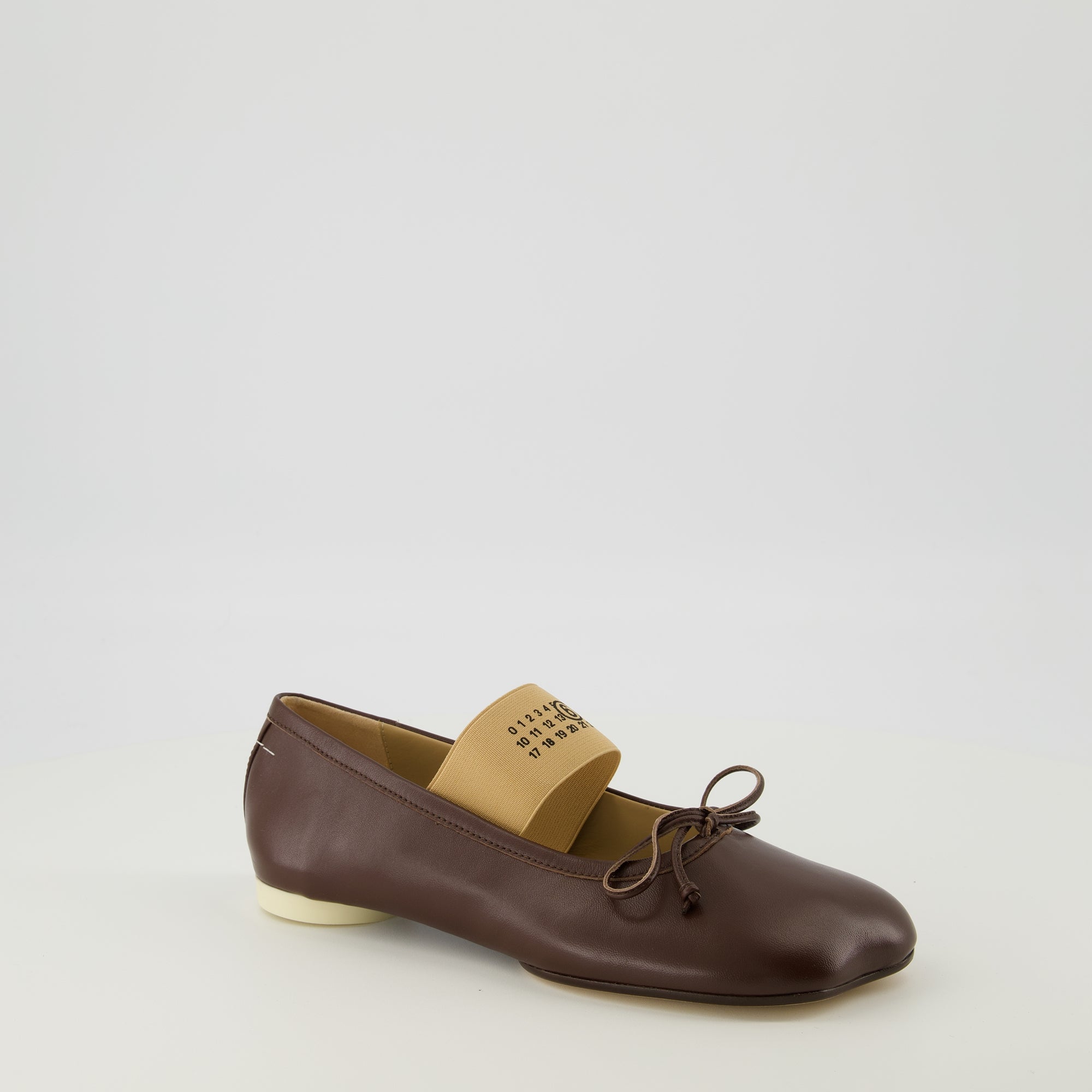 Mm6의 여성용 아나토믹 뉴마릭 갈색 발레리나 이미지 - 2026 봄-여름 - 오른쪽 앞에서 3/4 뷰