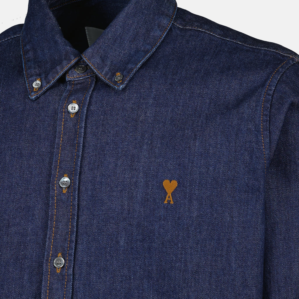 Imagem da camisa AMI de coração em denim azul da marca Ami PARIS para Unisex - Temporada Primavera-Verão 2026 - Vista Detalhada_1