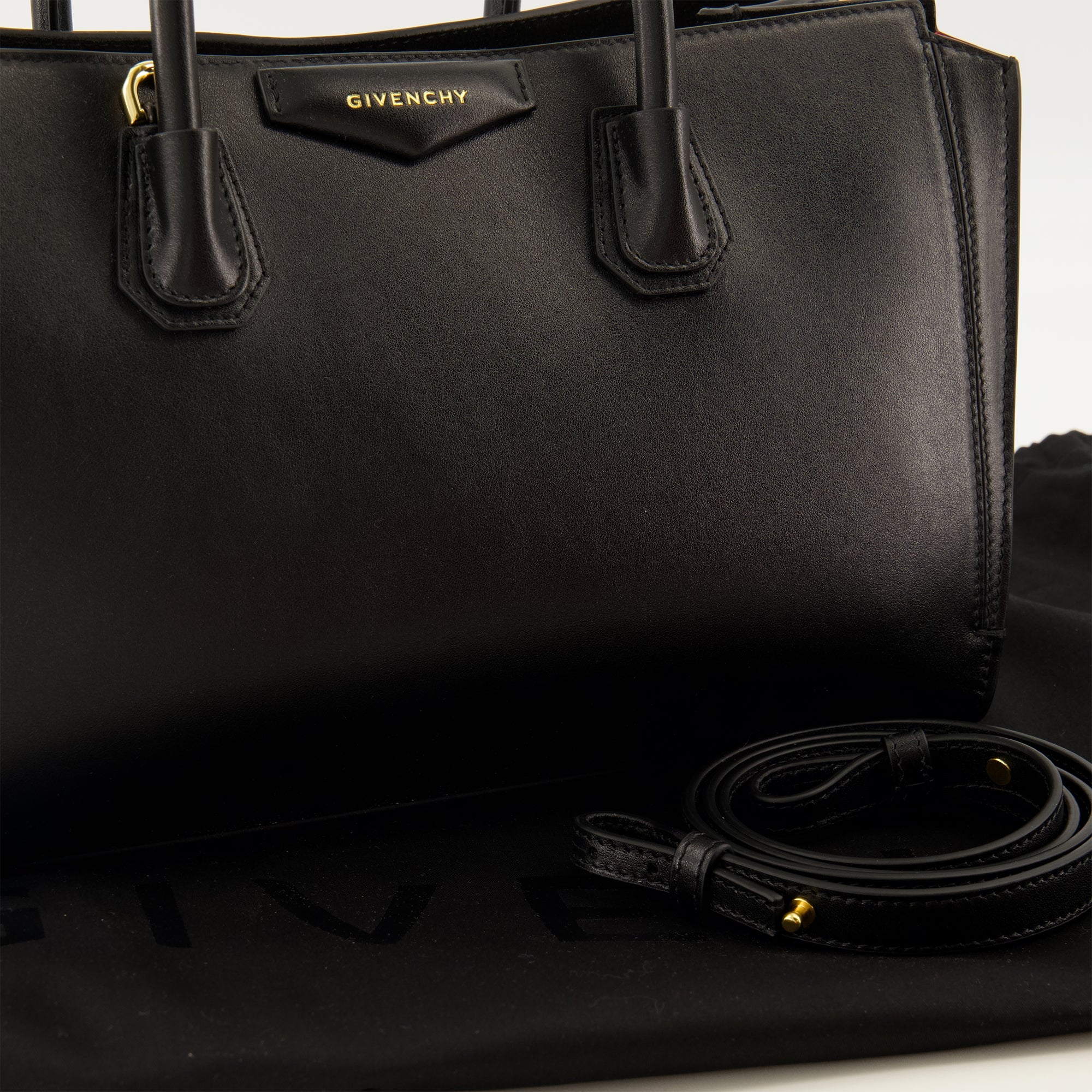 Sacs à main et épaule Antigona Catchall Kleine Schwarze Lederhandtasche Givenchy Noir Femme