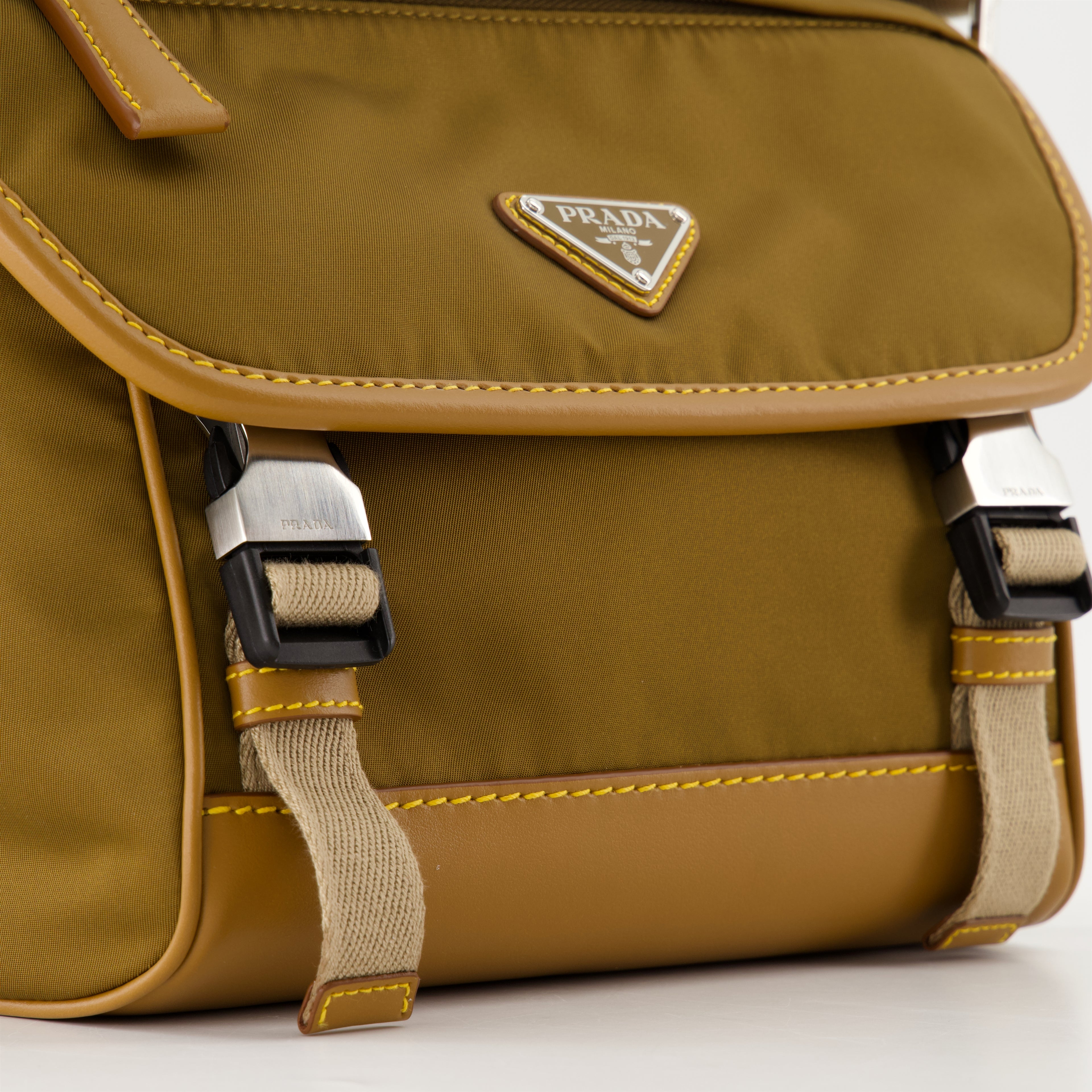 Sacs bandoulière Sacoche en Re-Nylon et cuir Prada Vert Homme