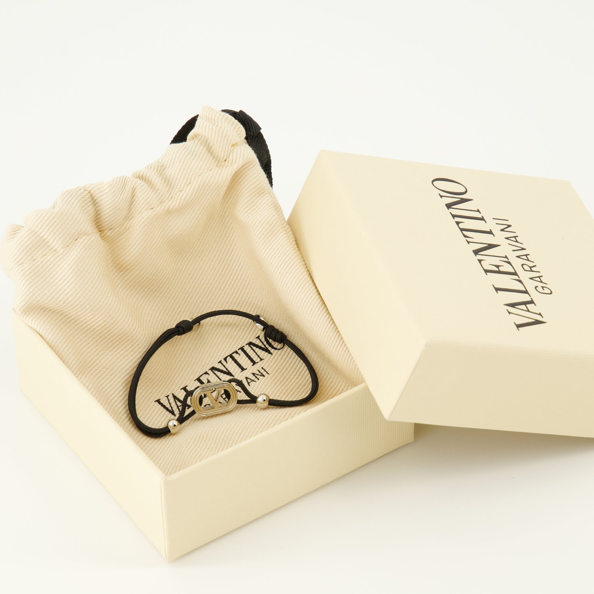 Imagen del brazalete de cordón VLogo de la marca Valentino Garavani para Hombre - Temporada Otoño-Invierno 2025 - Vista Detallada_3