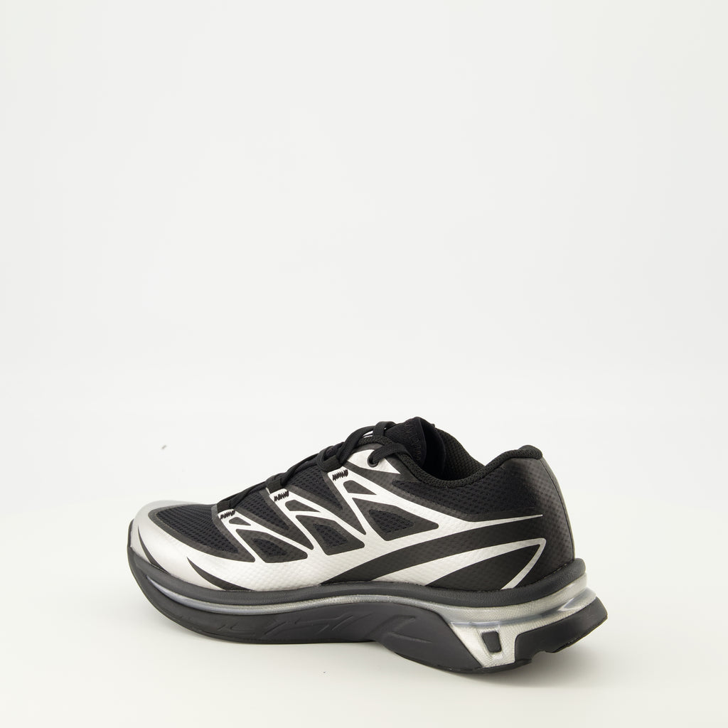 Imagen de las zapatillas MM6 x Salomon de la marca Mm6 para Mujer - Temporada Otoño-Invierno 2025 - Vista tres cuartos trasera derecha