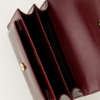 Imagen del bolso Sunset de Saint Laurent en cuero charol burdeos para Mujer - Temporada Otoño-Invierno 2025 - Vista Detallada_3