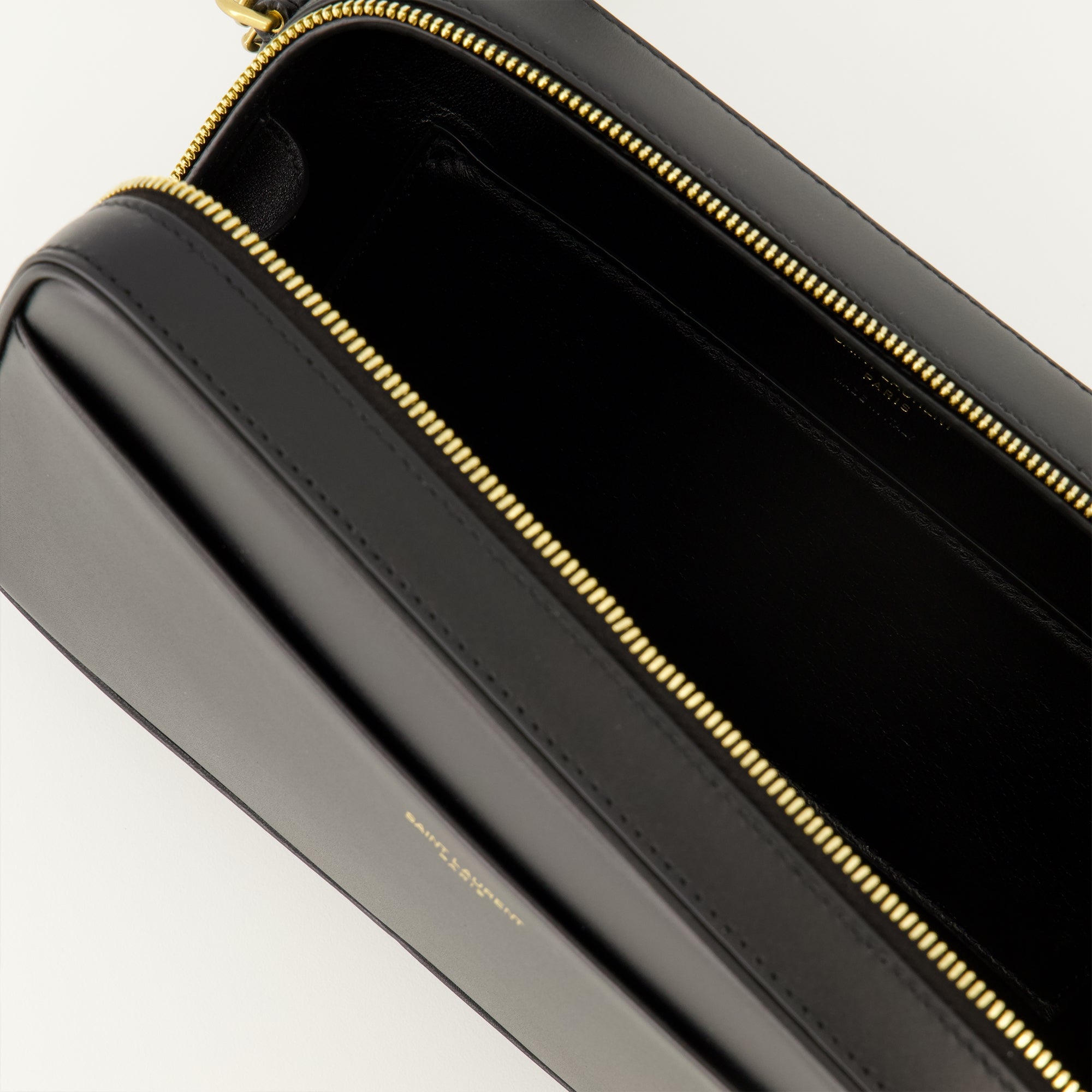 Image de l'article Pochette Saint Laurent Paris noir de la marque Saint Laurent pour Homme - Saison Printemps-Été 2026 - Vue détaillée_3