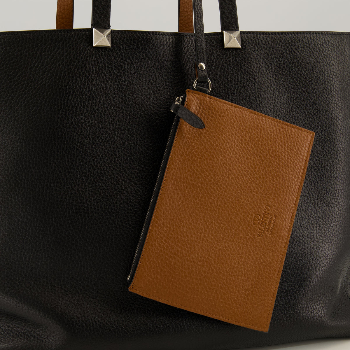 Sacs cabas Bolsa tote reversible Valentino Garavani Noir Unisexe