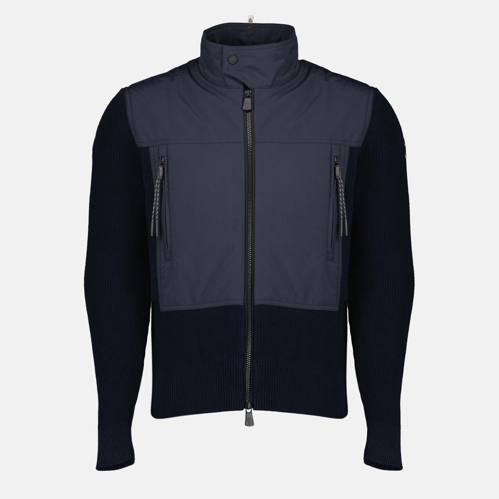 Bild des blauen Cardigan-Jackets aus zwei Materialien von Moncler Grenoble für Herren - Frühjahr-Sommer 2026 - Vorderansicht