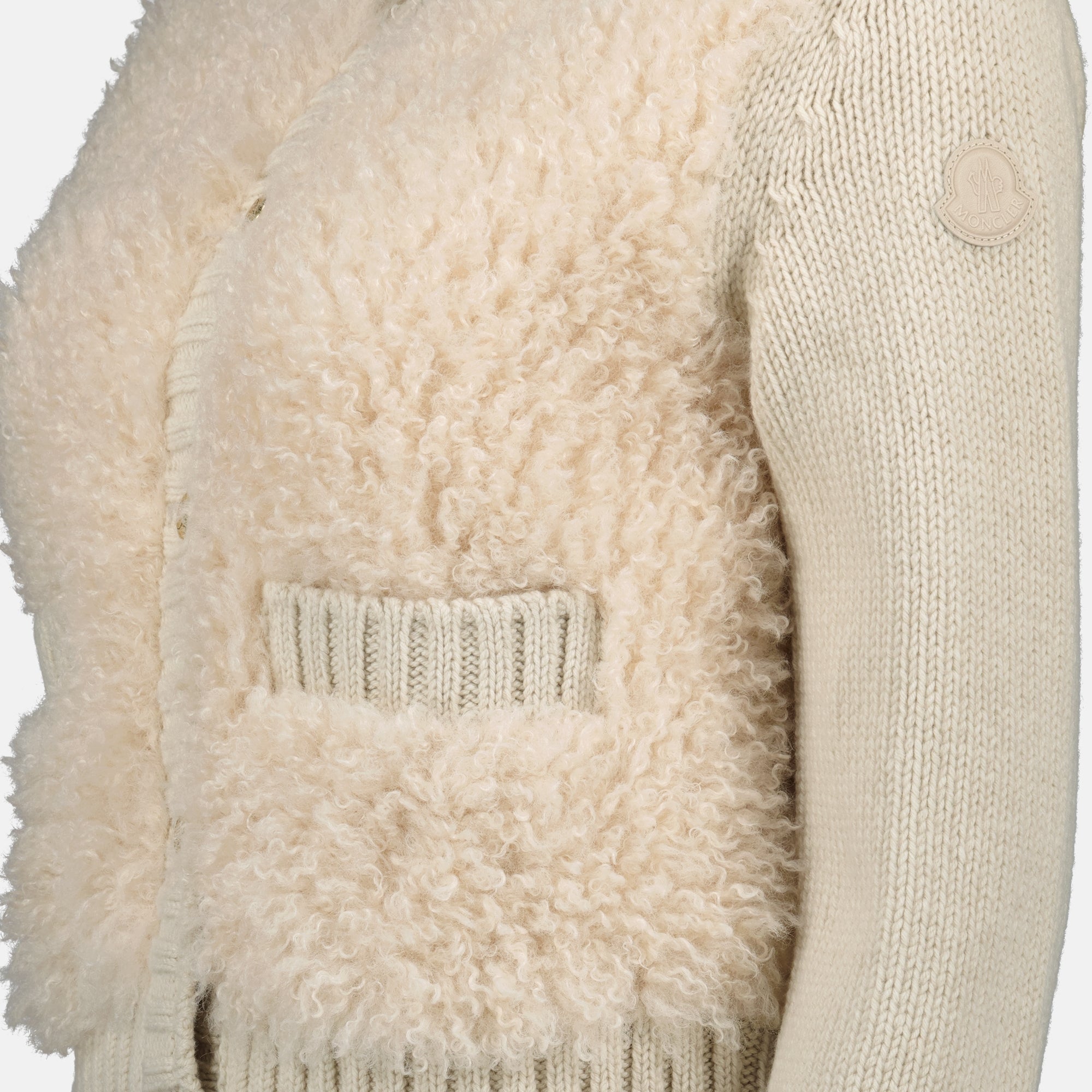 Imagen del cárdigan de lana y teddy beige de la marca Moncler para Mujer - Temporada Otoño-Invierno 2025 - Vista Detallada_1