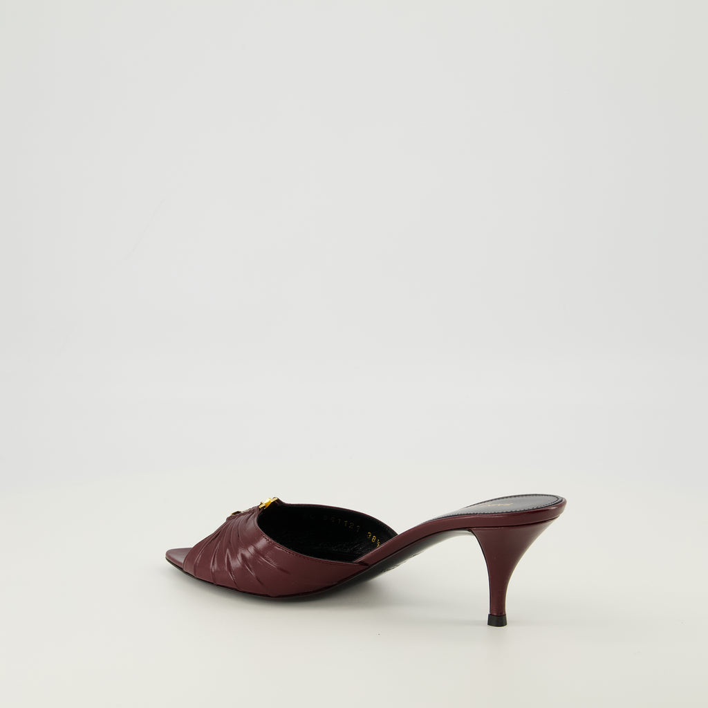 Imagen de las mules de tacón Babylone en burdeos de la marca Saint Laurent para Mujeres - Temporada Primavera-Verano 2026 - Vista tres cuartos trasera derecha