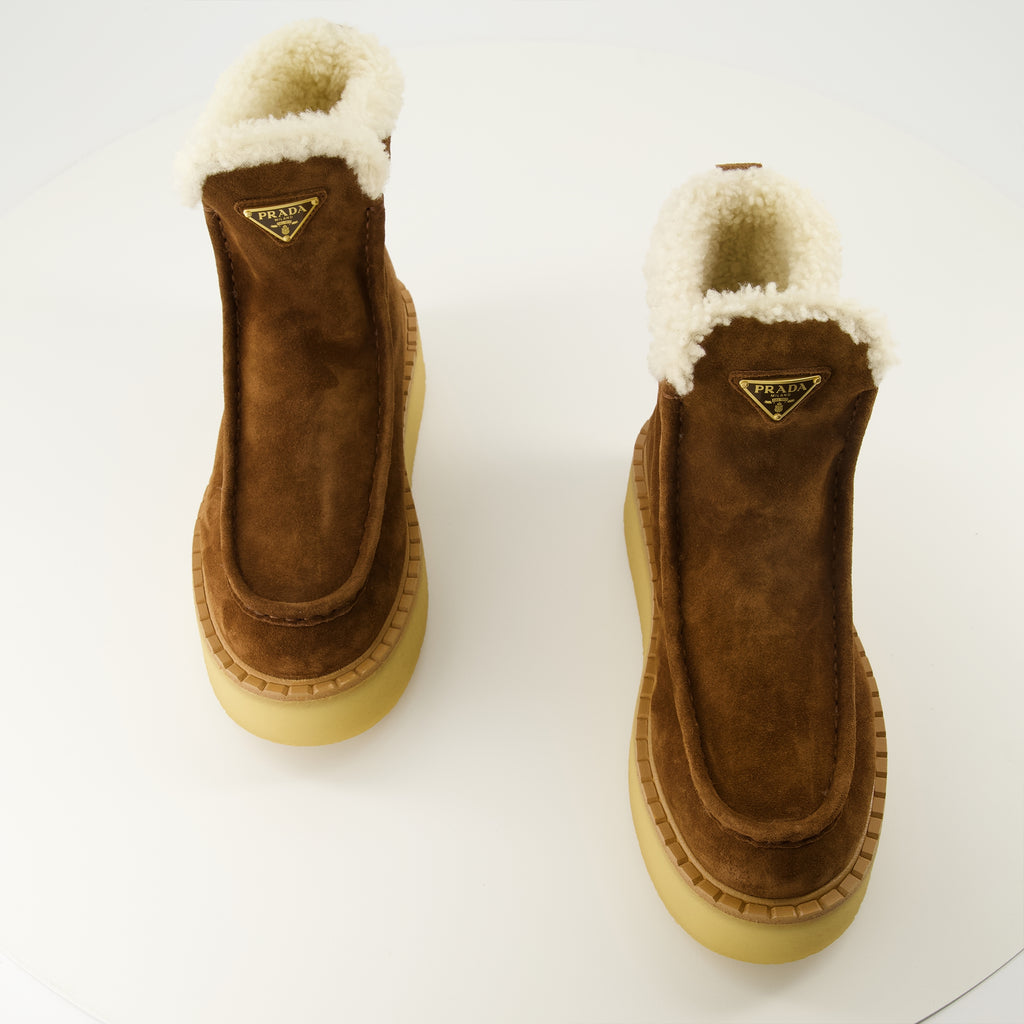 Image de l'article Bottines en cuir suède de la marque Prada pour Femme - Saison Automne-Hiver 2025 - Vue de dessus paire de chaussure