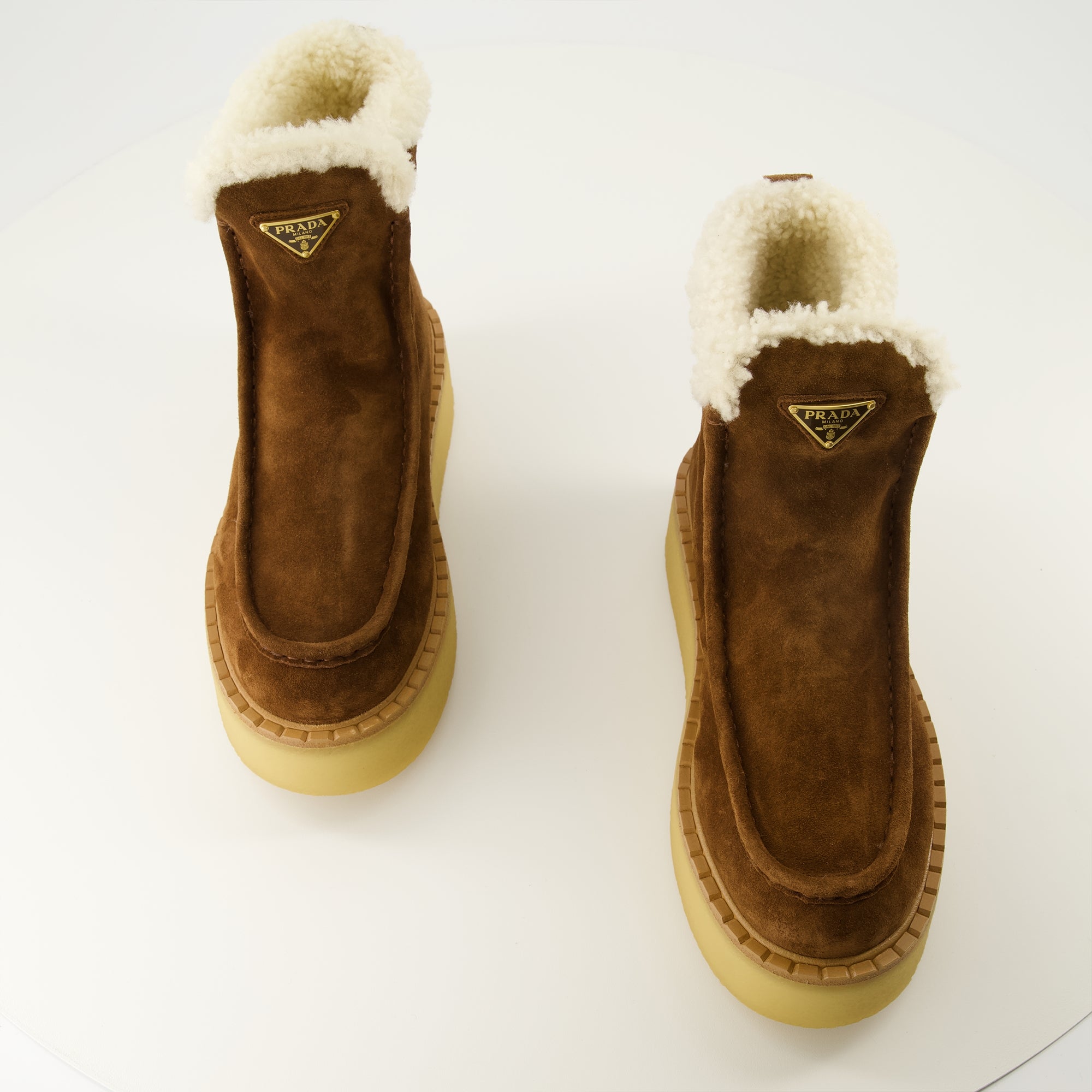 Image de l'article Bottines en cuir suède de la marque Prada pour Femme - Saison Automne-Hiver 2025 - Vue de dessus paire de chaussure