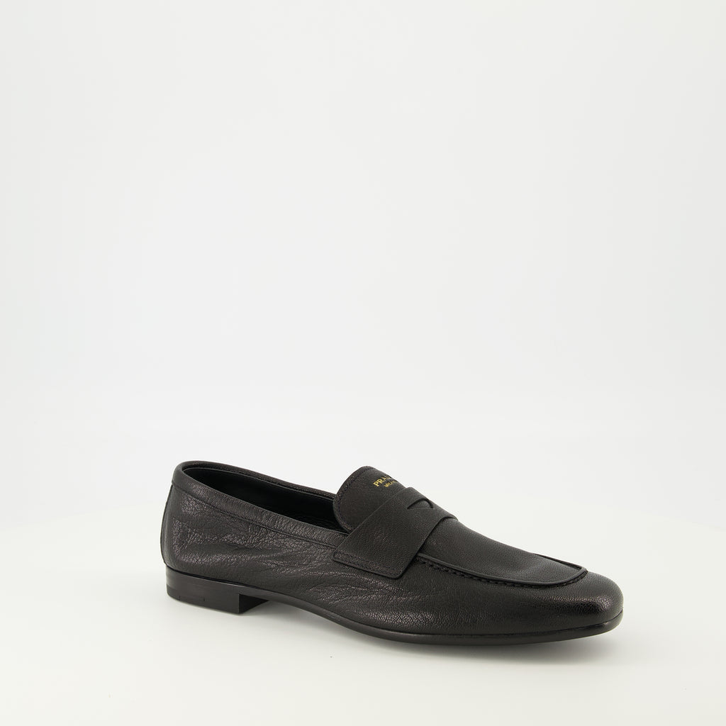 Imagen de los mocasines de cuero negro de la marca Prada para Hombre - Temporada Primavera-Verano 2026 - Vista tres cuartos frontal derecha