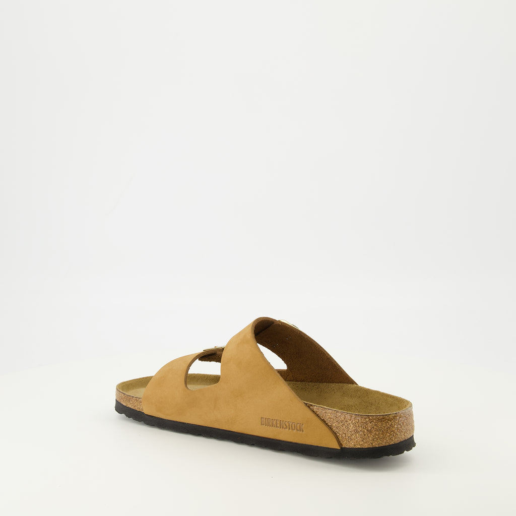 Imagem das Sandálias Arizona castanhas da marca Birkenstock para Unisex - Temporada Primavera-Verão 2026 - Vista três quartos traseira direita