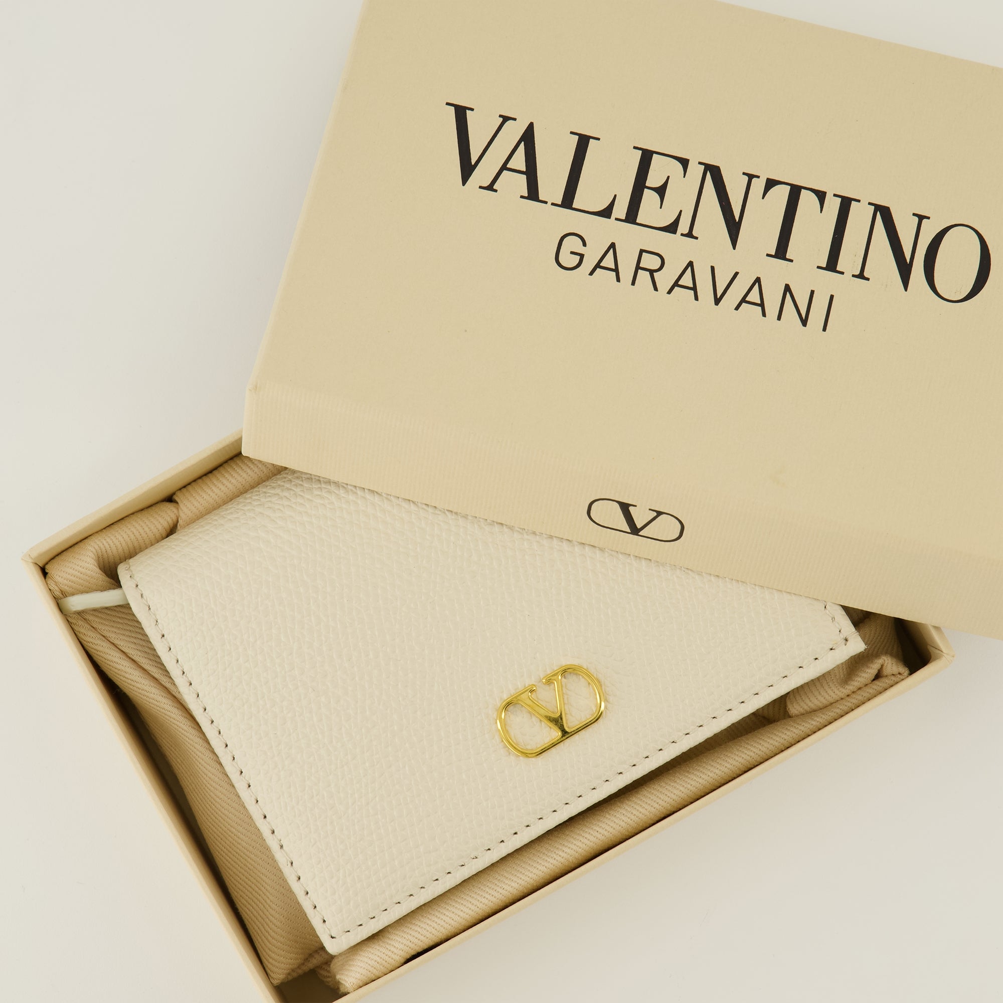 Imagen del artículo Carteras Vlogo blancas de la marca Valentino Garavani para Mujer - Temporada Primavera-Verano 2026 - Vista Detallada_3