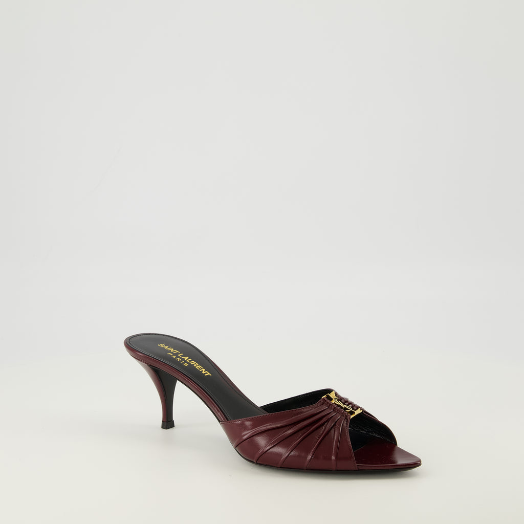 Imagen de las mules de tacón Babylone en burdeos de la marca Saint Laurent para Mujeres - Temporada Primavera-Verano 2026 - Vista tres cuartos frontal derecha