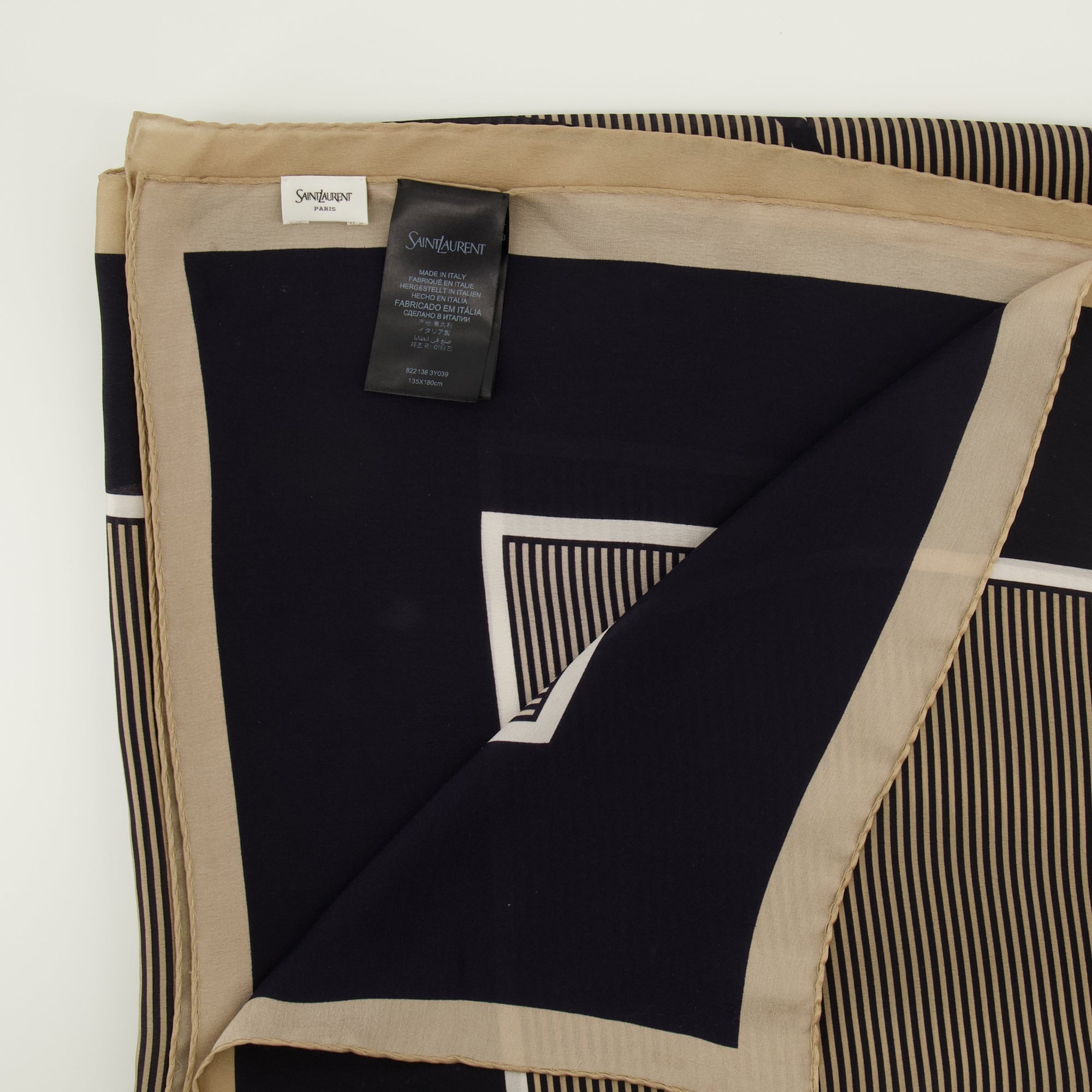 Image de l'article Étole Cassandre de la marque Saint Laurent pour Unisex - Saison Automne-Hiver 2025 - Vue détaillée_3