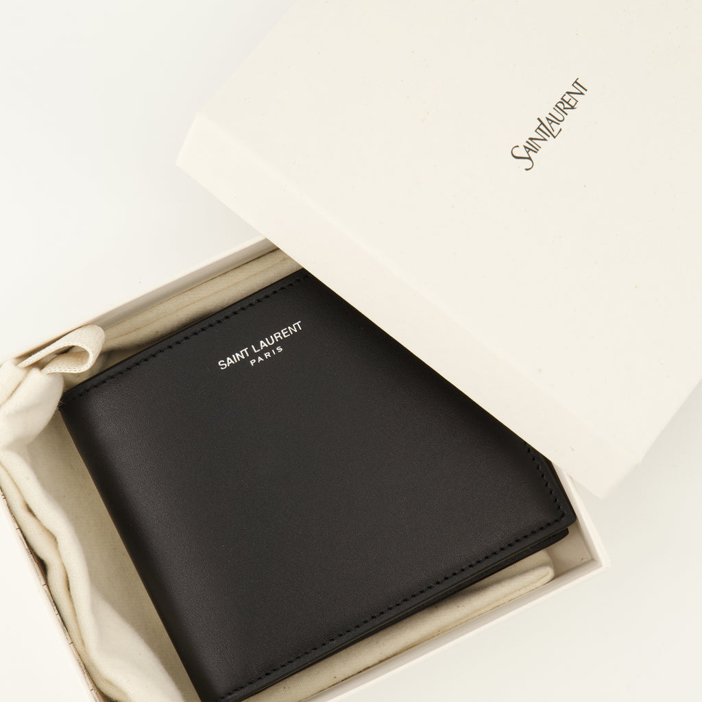 생 로랑 파리 남성용 검은 가죽 지갑의 이미지 - 2026년 봄-여름 - 상세 보기 3