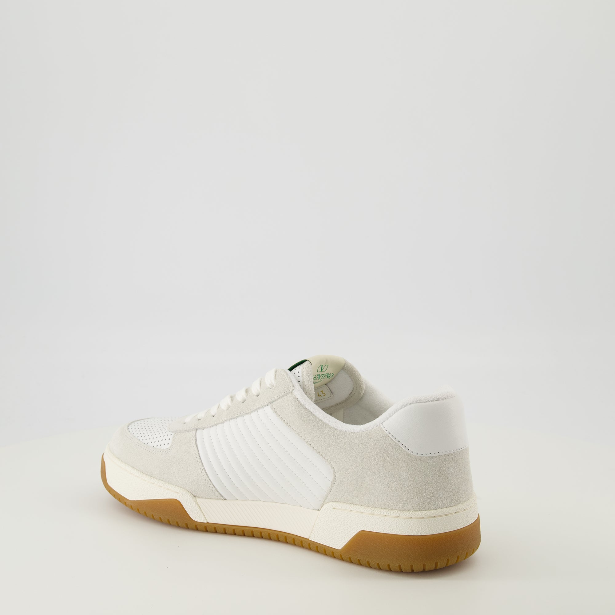 バレンティノ・ガラヴァーニの白いスパリー・スニーカーの画像 - メンズ - 2026年春夏 - 右後方三分の一ビュー