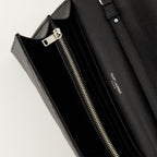 Imagem da carteira de corrente Cassandre da marca Saint Laurent para Mulheres - Temporada Outono-Inverno 2025 - Vista Detalhada_3