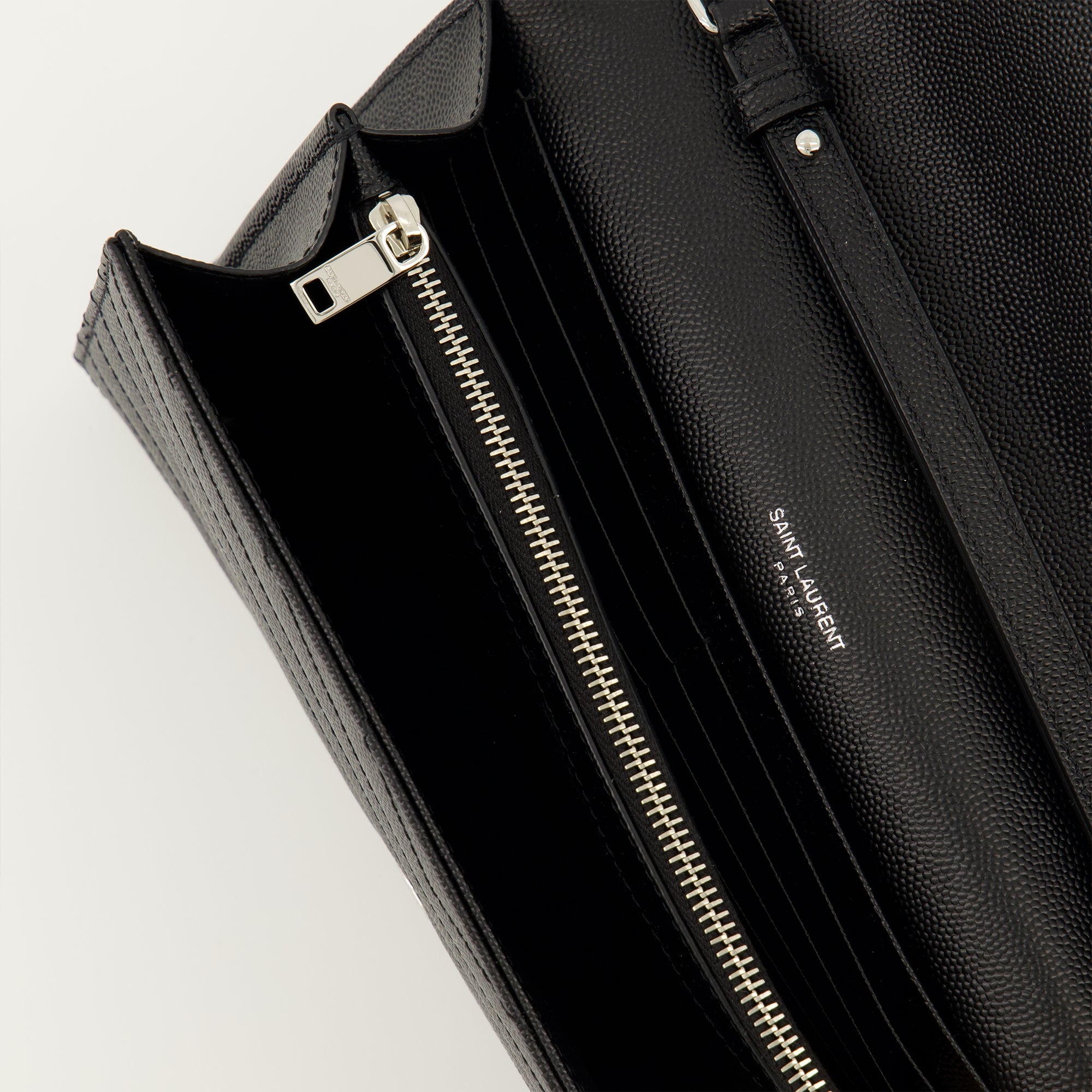 Bild des Cassandre-Kettenportemonnaies der Marke Saint Laurent für Frauen - Herbst-Winter 2025 - Detaillierte Ansicht_3