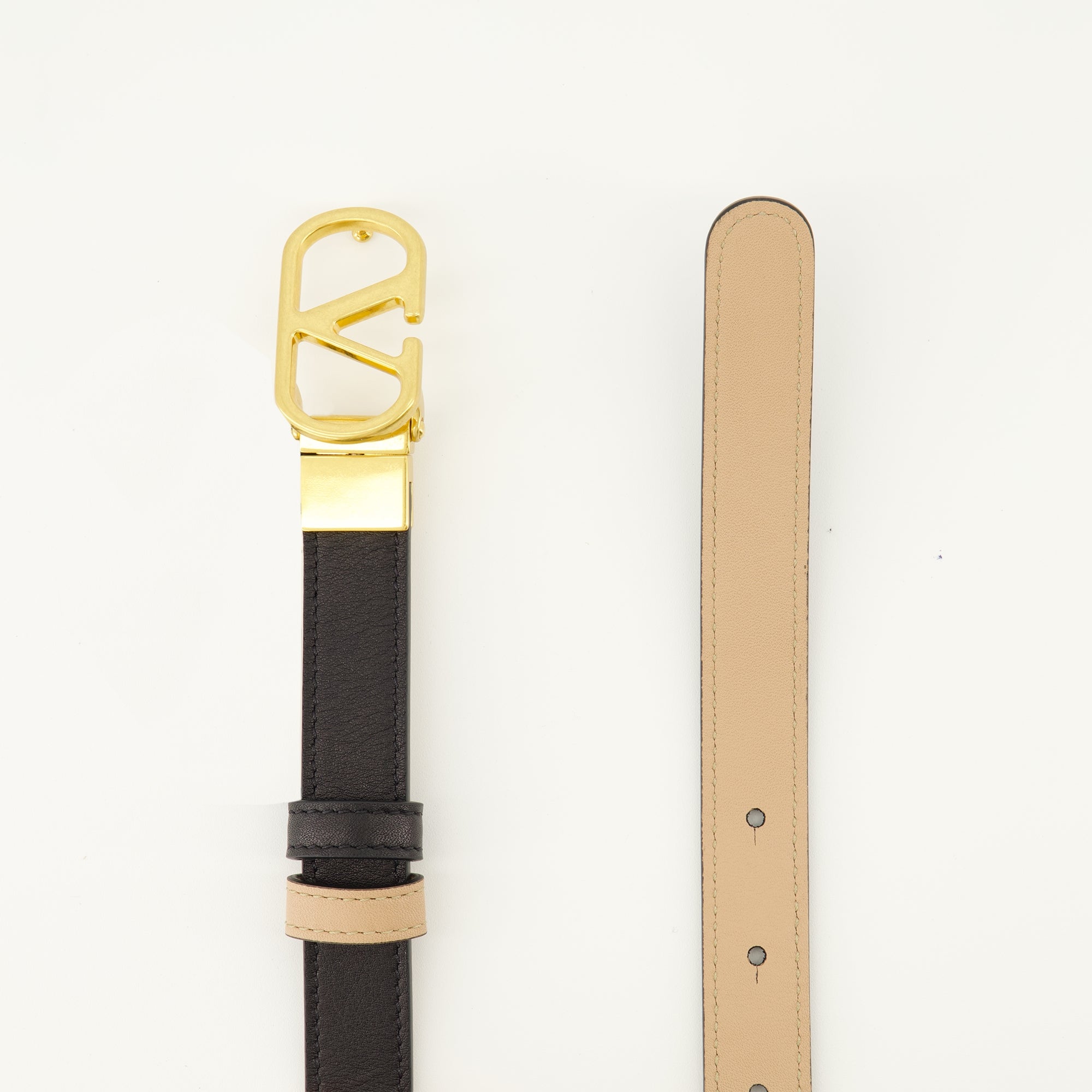 Image de l'article Ceinture Vlogo réversible beige et noir 20 mm de la marque Valentino Garavani pour Femme - Saison Printemps-Été 2026 - Vue détaillée_4