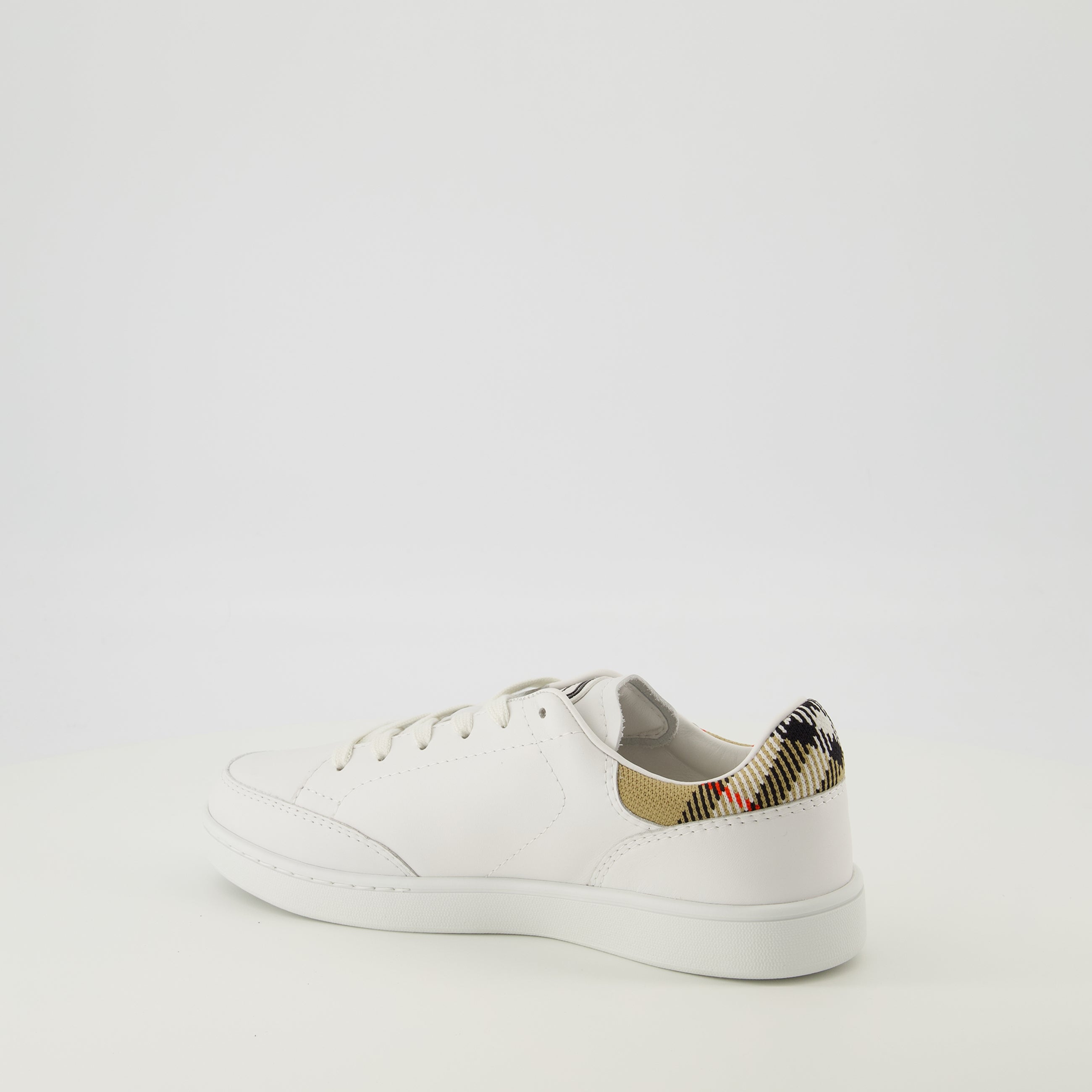Imagen de las zapatillas Set de cuero blanco de la marca Burberry para Mujer - Temporada Primavera-Verano 2026 - Vista tres cuartos trasera derecha