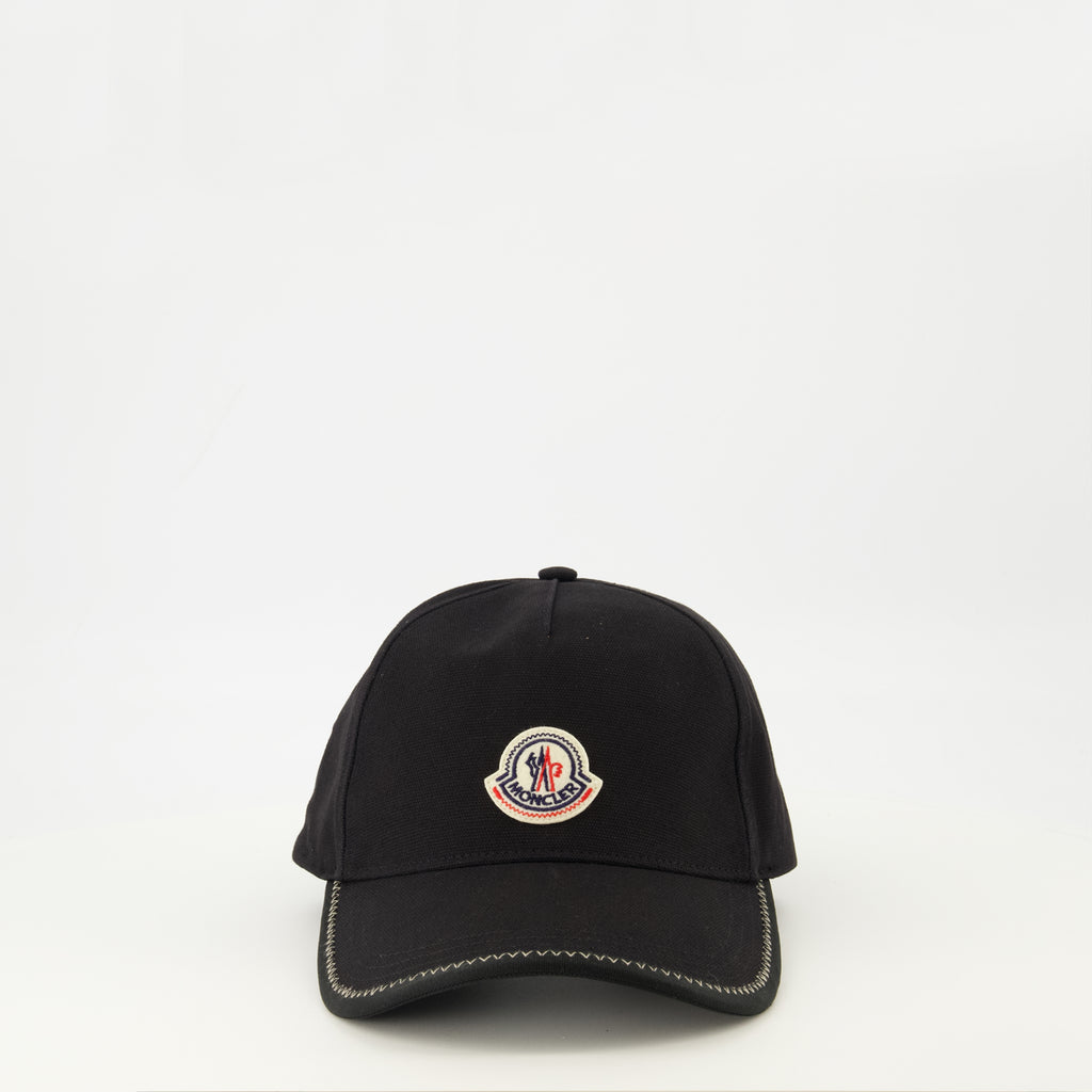 Bild des Moncler Herrenbasecaps mit schwarzem Logodetail - Frühjahr/Sommer 2026 - Vorderansicht