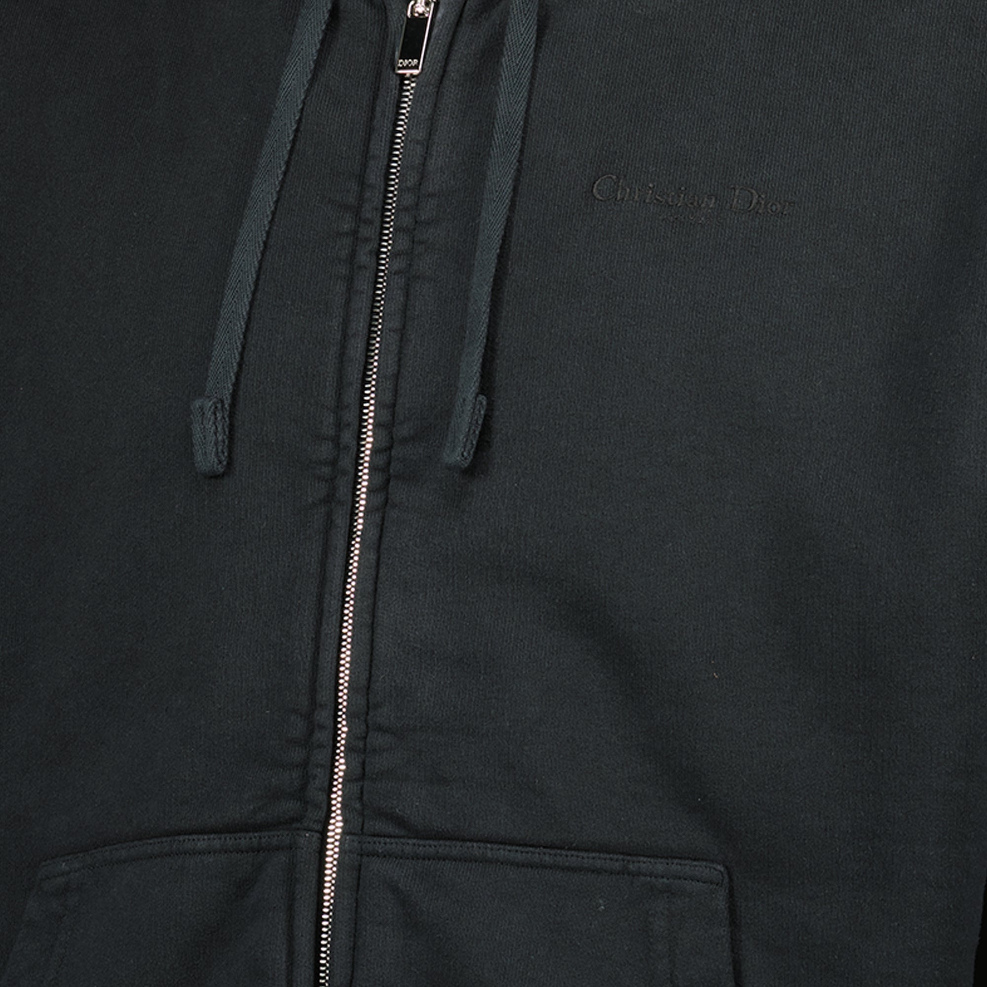 Imagen del artículo Chaqueta con capucha y cremallera negra de la marca Dior para Hombre - Temporada Primavera-Verano 2026 - Vista detallada_2
