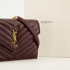Imagen de la billetera de sobre con cadena de la marca Saint Laurent para mujer - Temporada Otoño-Invierno 2025 - Vista Detallada_2
