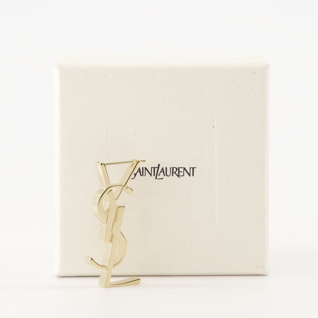 Image of the Cassandre earring from the Saint Laurent brand for Women - Fall-Winter 2025 - Detailed View_2