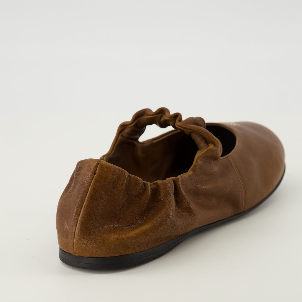 Image de l'article Ballerines Ruches en cuir marron de la marque Miu Miu pour Femme - Saison Printemps-Été 2026 - Vue détaillée de haut
