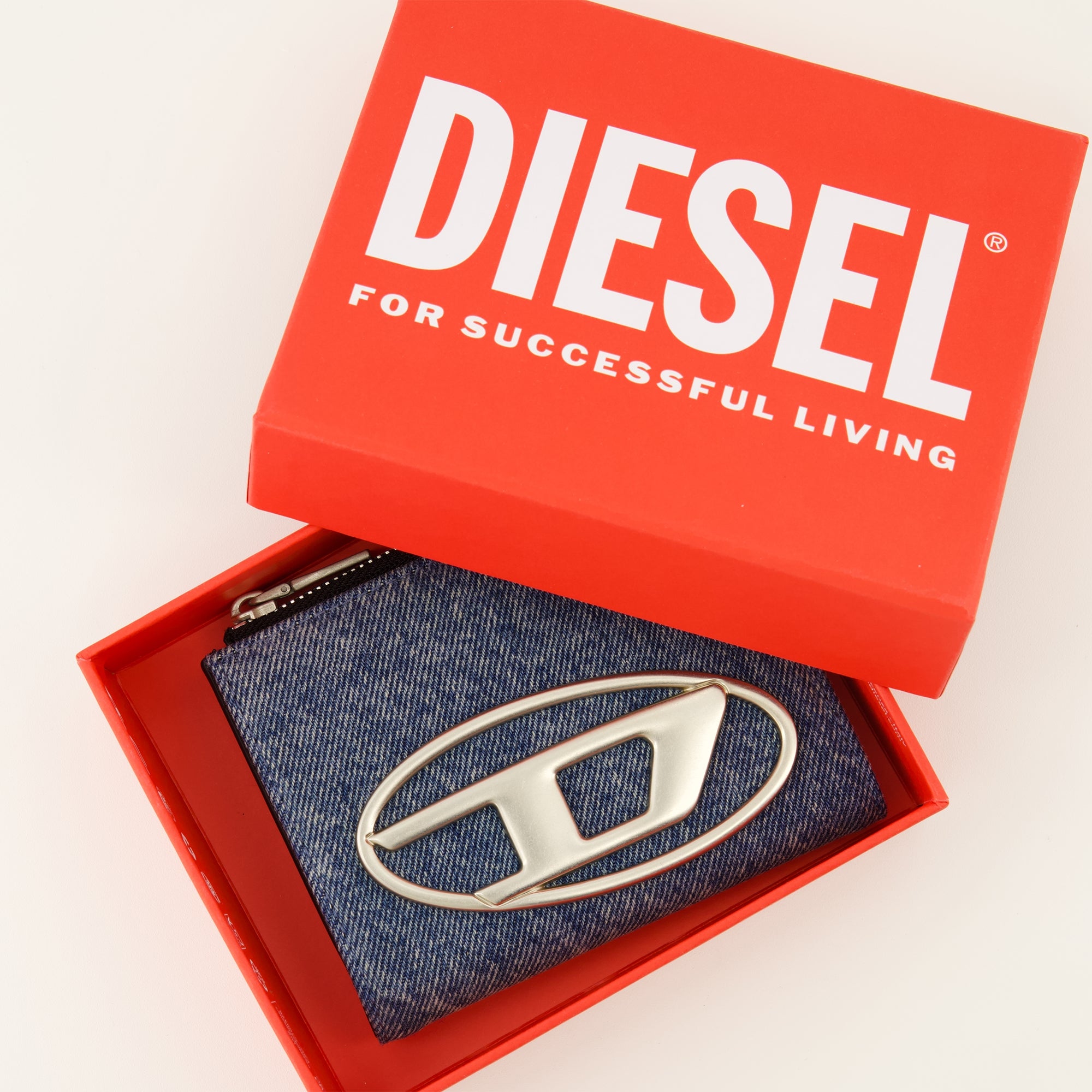 Image de l'article Portefeuille 1DR en denim de la marque Diesel pour Femme - Saison Printemps-Été 2026 - Vue détaillée_3