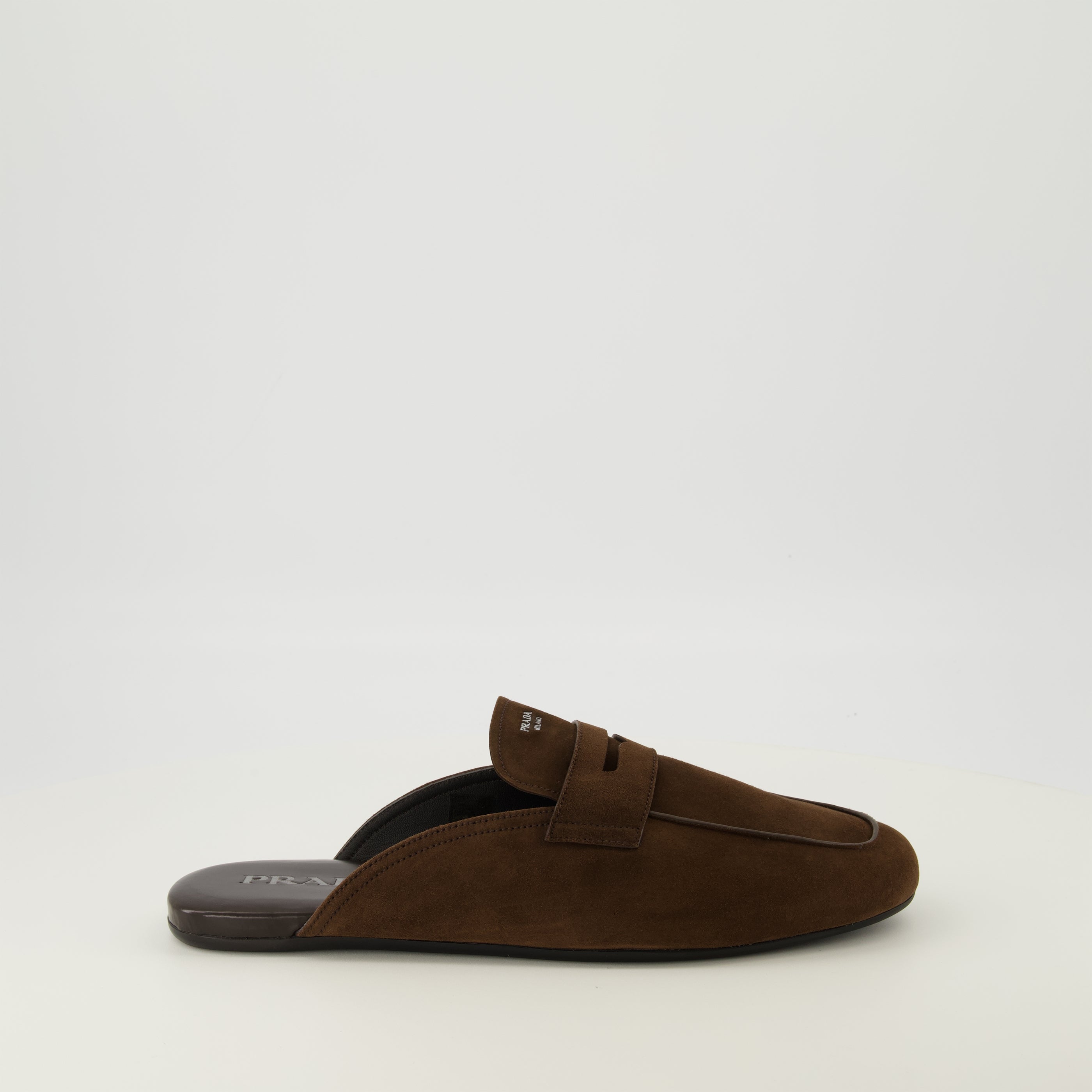 Chaussures ouvertes Mules mocassins en cuir suédé marron Prada Marron Homme